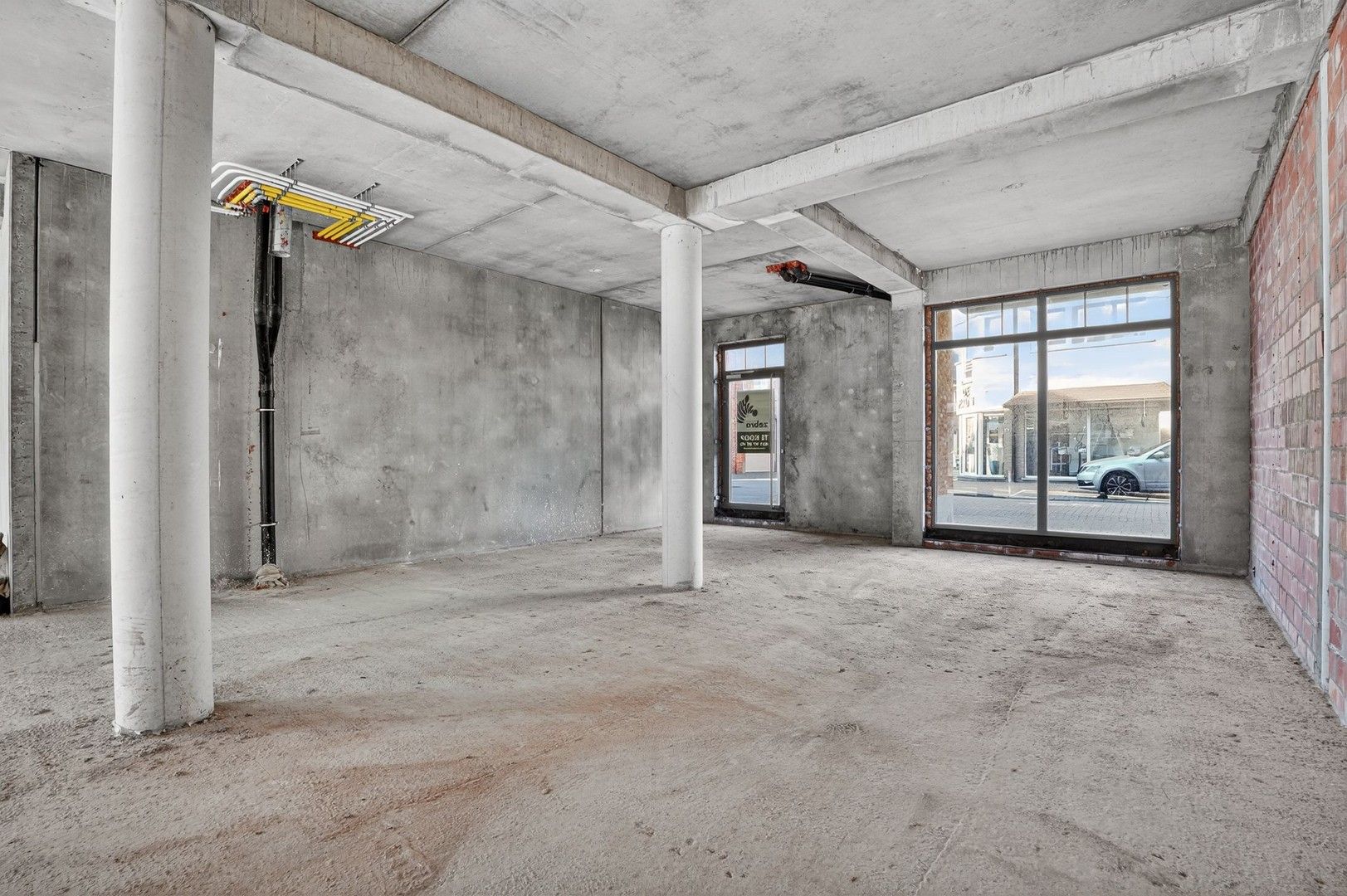 Casco handelsruimte met garage in het centrum van Oostrozebeke! foto 4