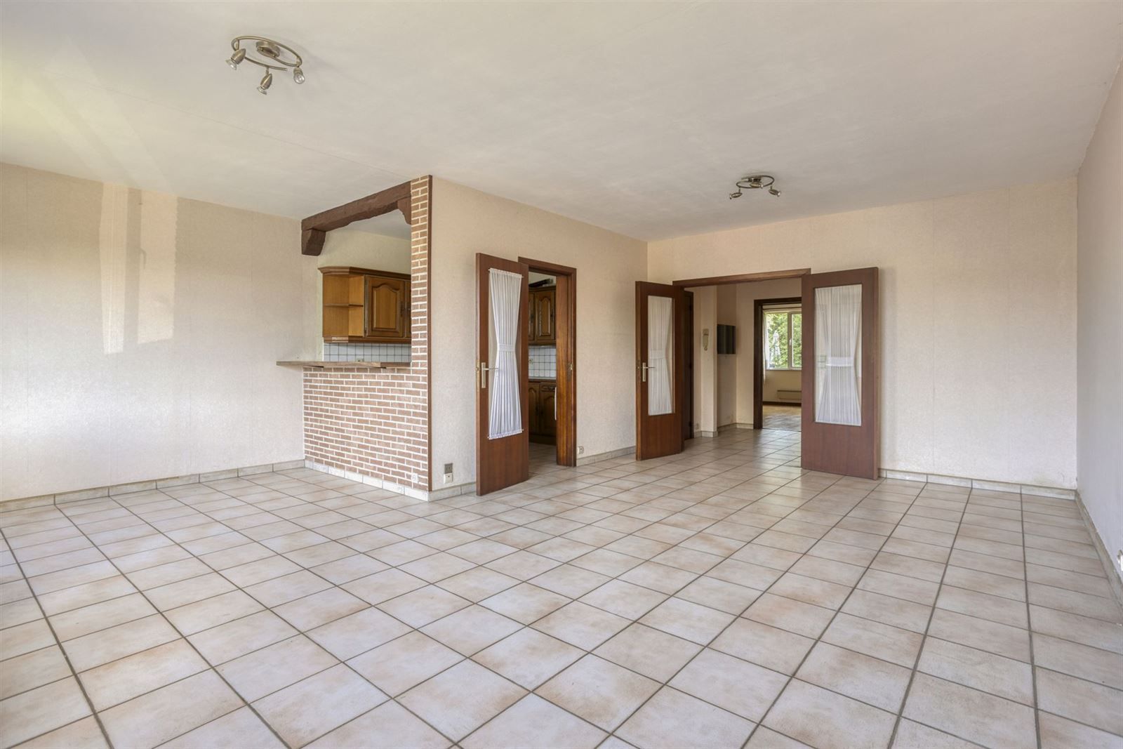 Super gelegen gelijkvloers appartement met voortuintje en garage foto 6