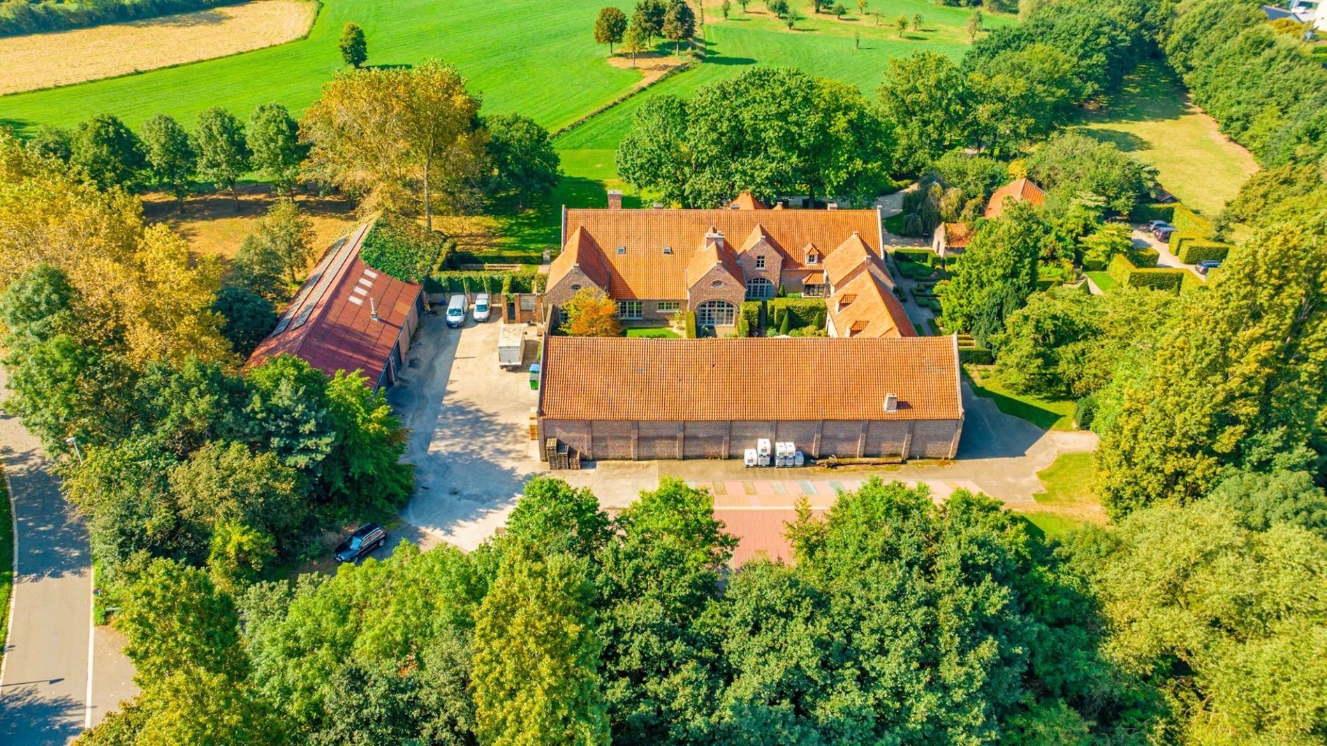 Prachtige vierkantshoeve omringd door weilanden en prachtige tuin foto 16