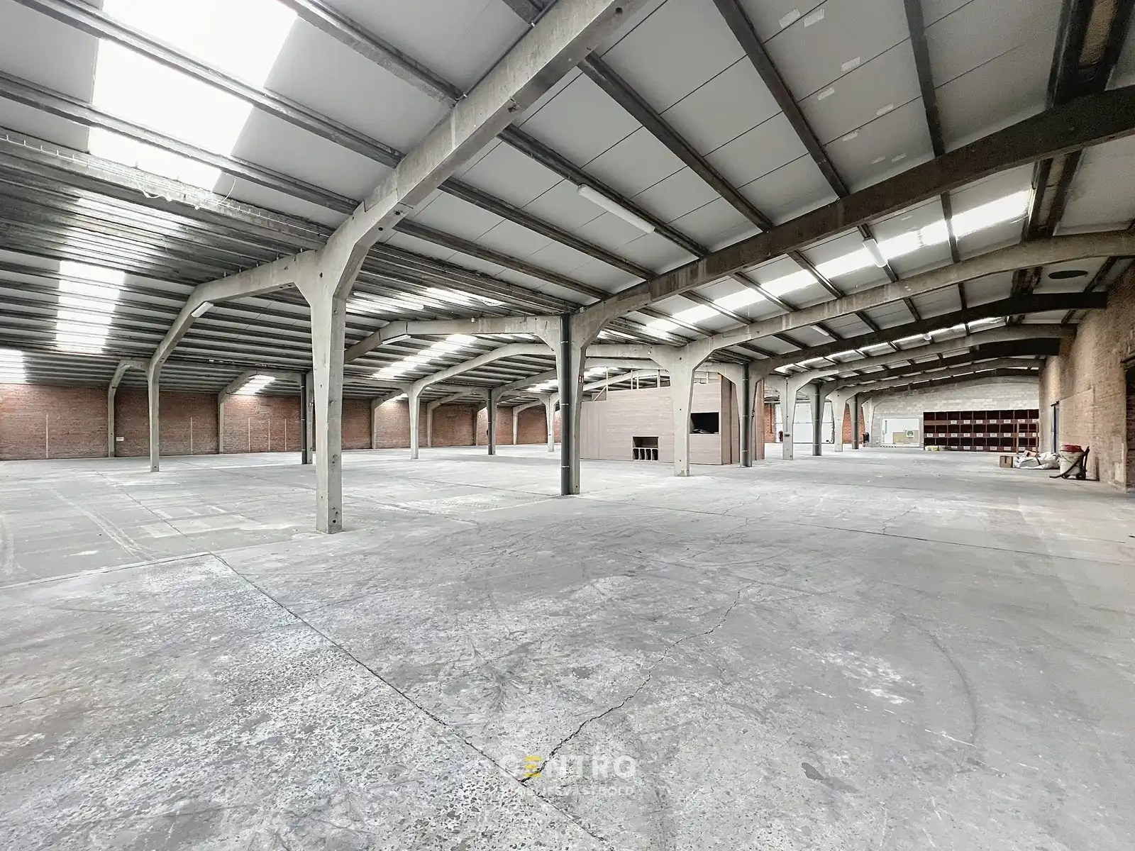 Magazijn van 2.400 m², extra parking en geïntegreerde kantoorruimte in nabijheid van vele baanwinkels vlak bij de RING van Poperinge ! foto 8