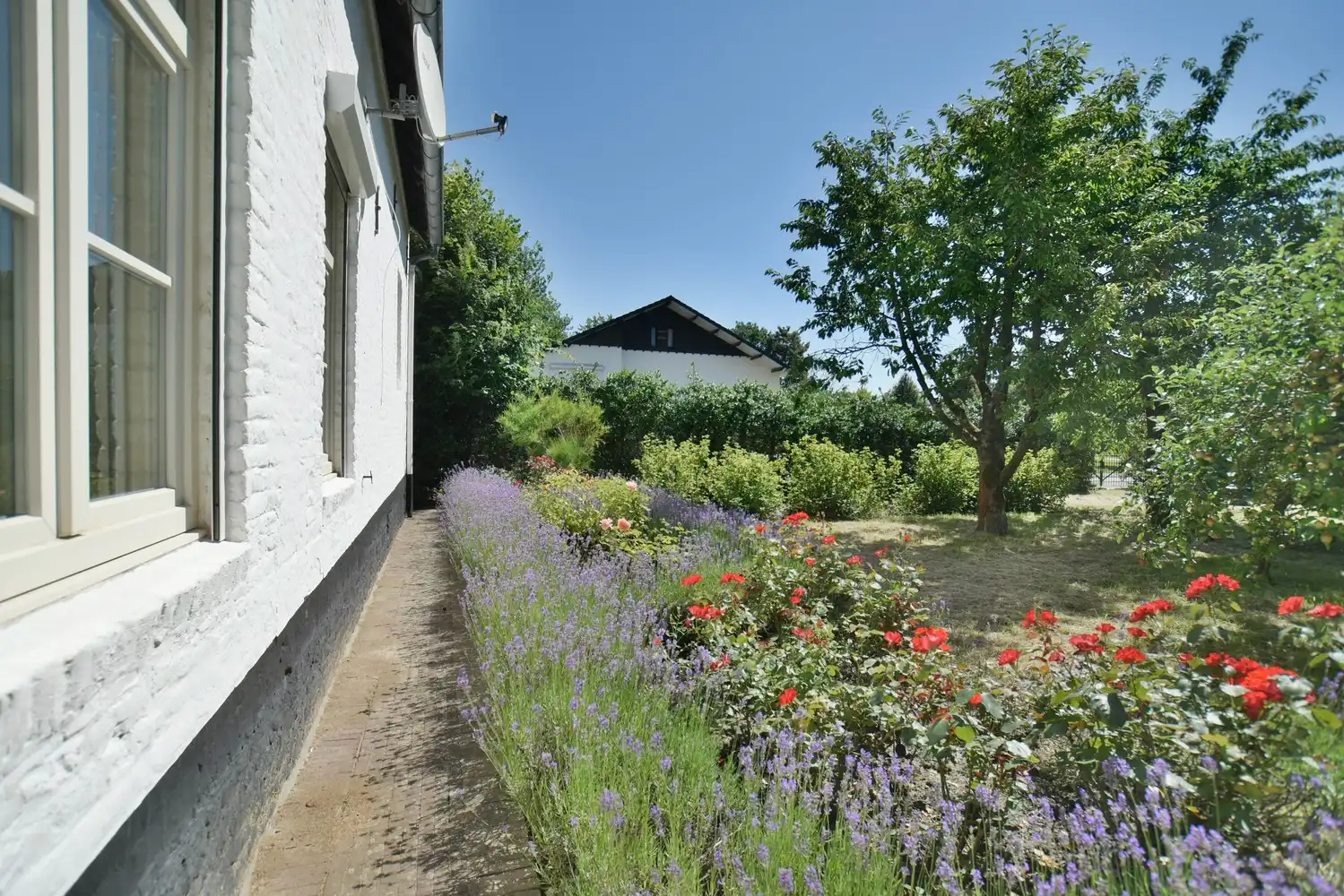 Karaktervolle hoeve met schuur, binnenkoer en prachtige tuin vlakbij Maastricht foto 12