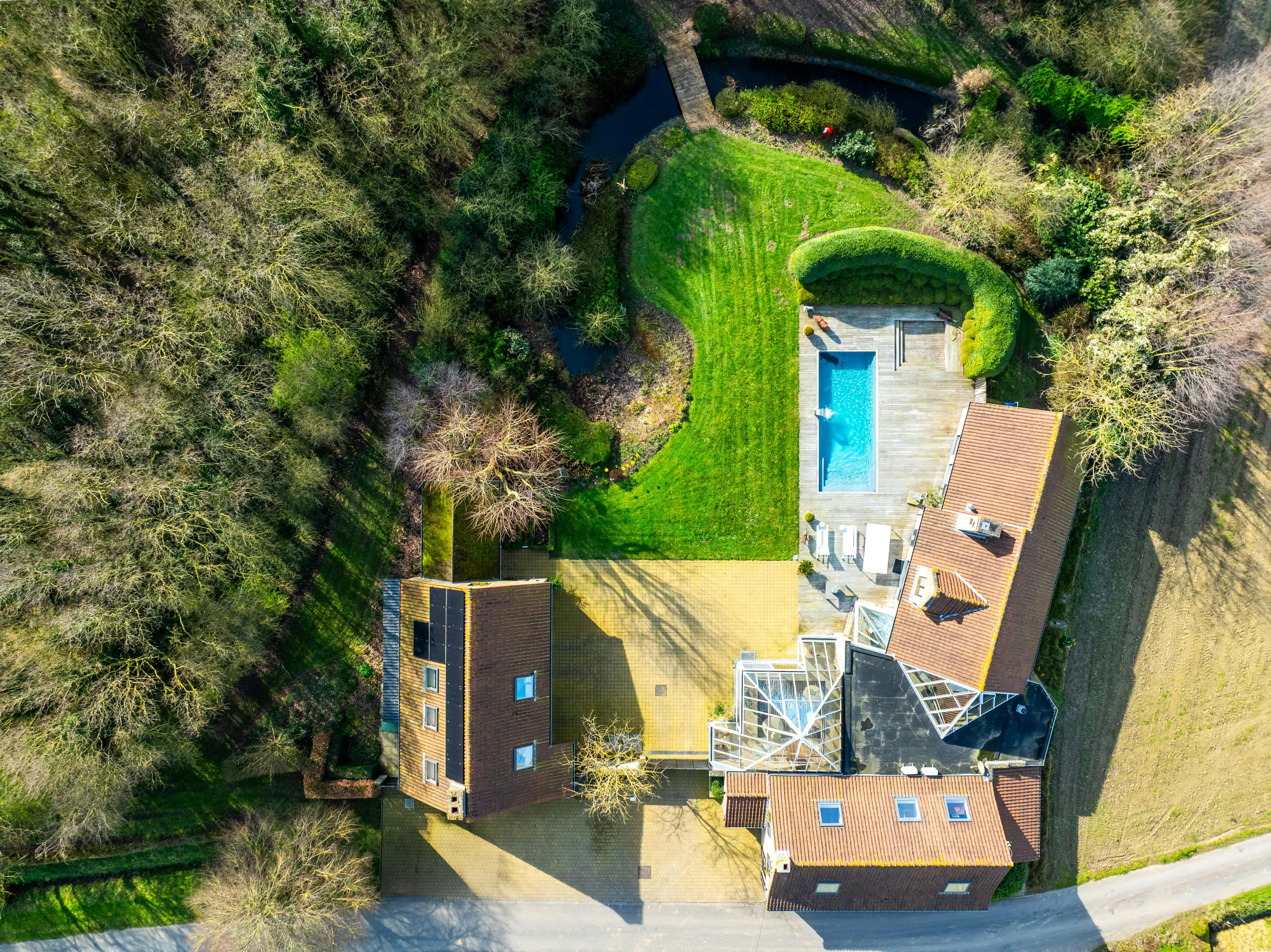 Hoofdfoto van de publicatie: Exclusieve villa met tuin en zwembad op 1,6 ha in Krombeke