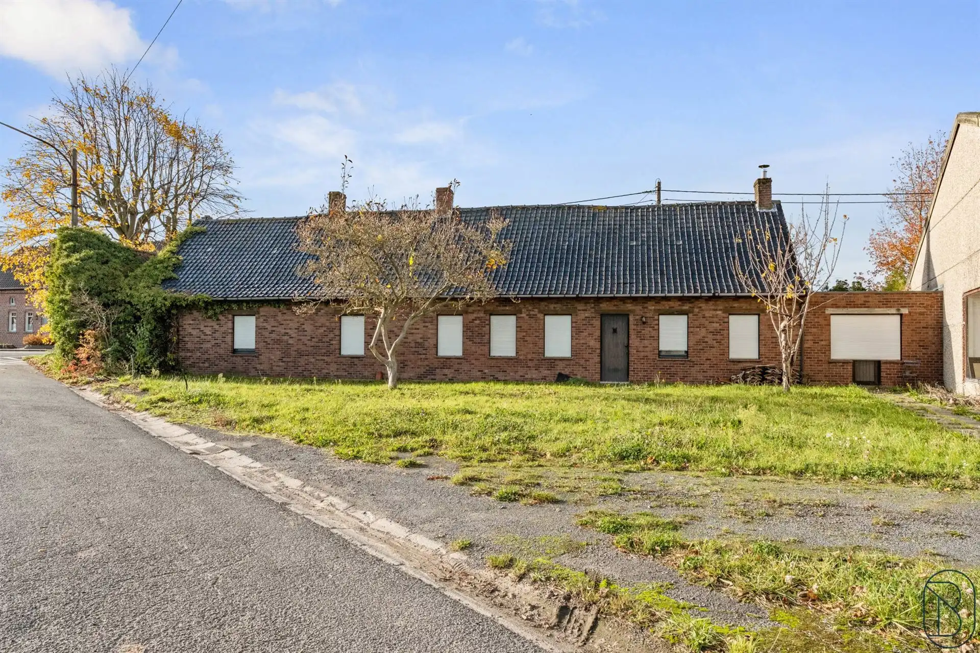 Commercieel gebouw van 750 m² met woning en parking. foto 5