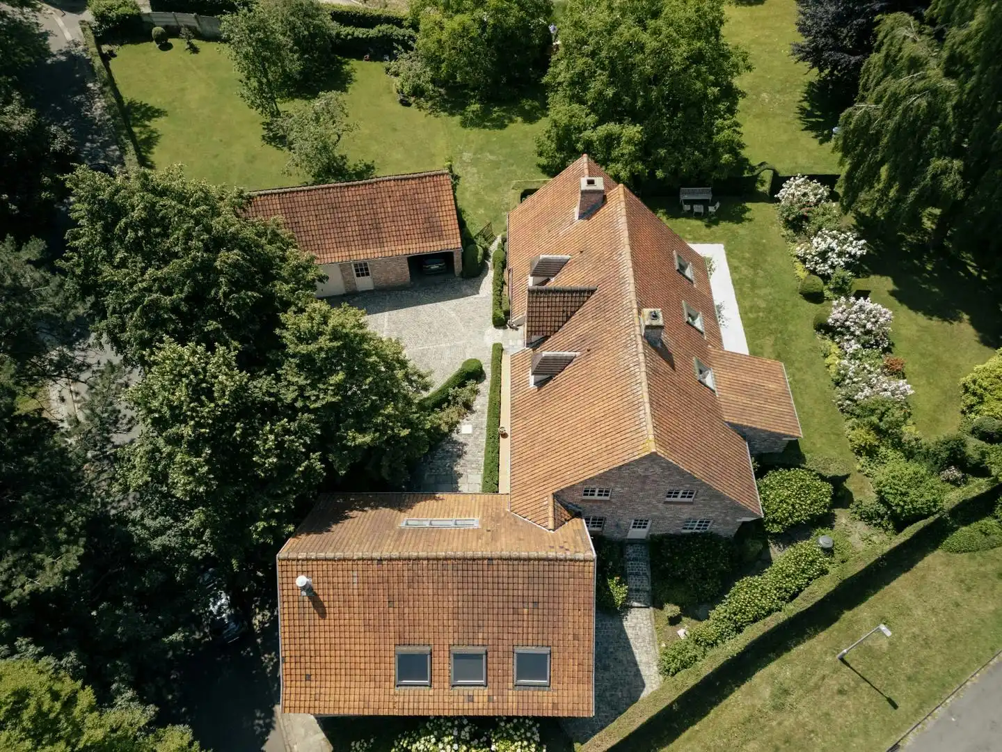 Mooi gelegen landhuis te koop nabij Kortrijk foto {{pictureIndex}}