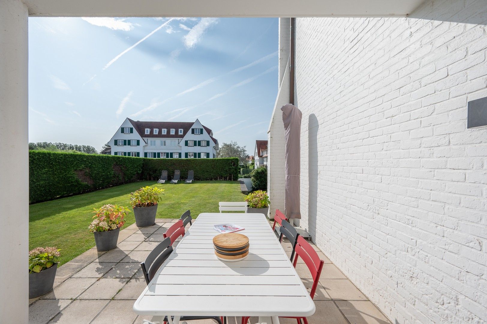 Prachtig tuinappartement met zonnige tuin in een villa residentie in het Zoute op enkele stappen van de zee en de winkels. foto 12