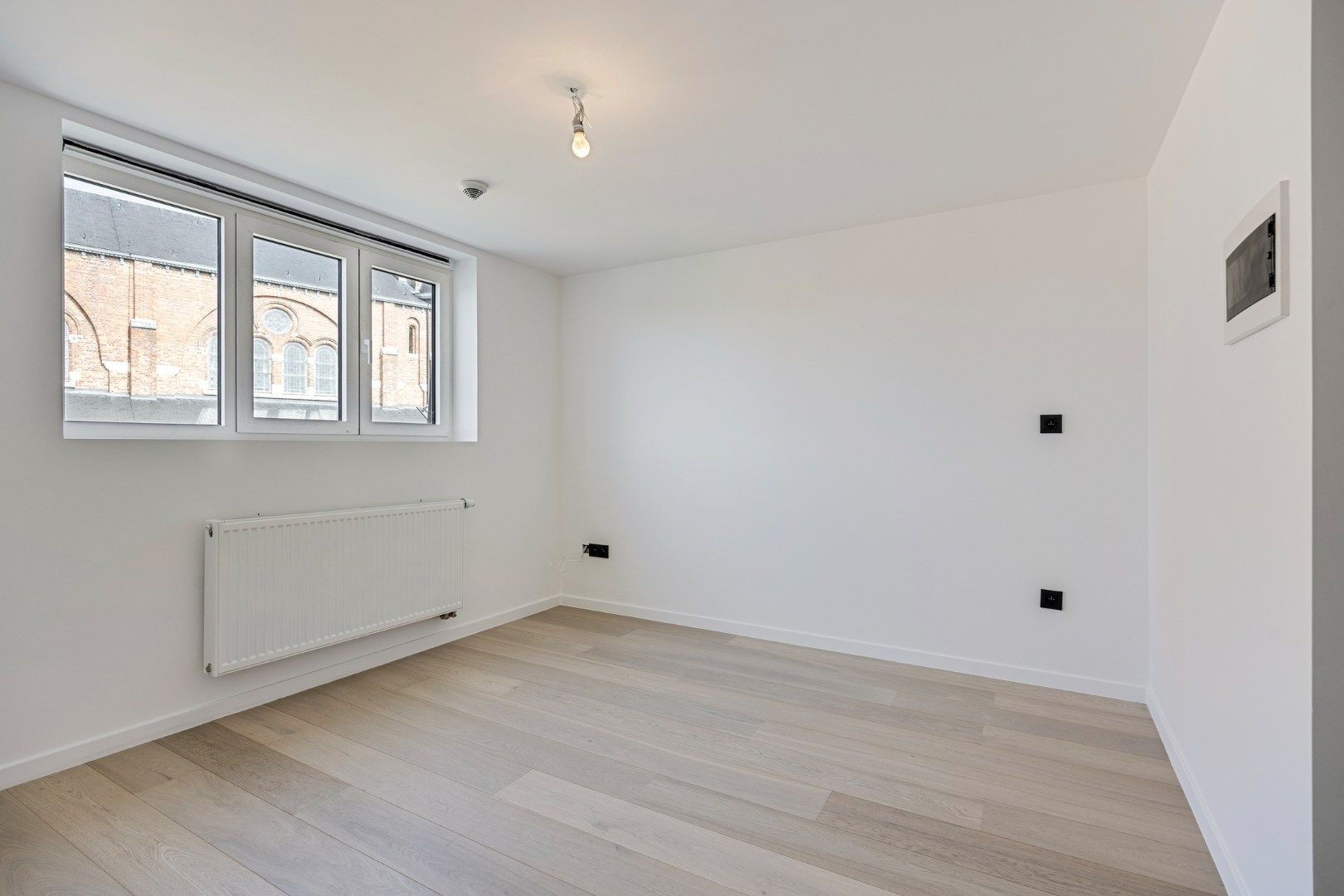 Volledig gerenoveerde en gemeubelde studentenkamer in een kleinschalige residentie! foto 6