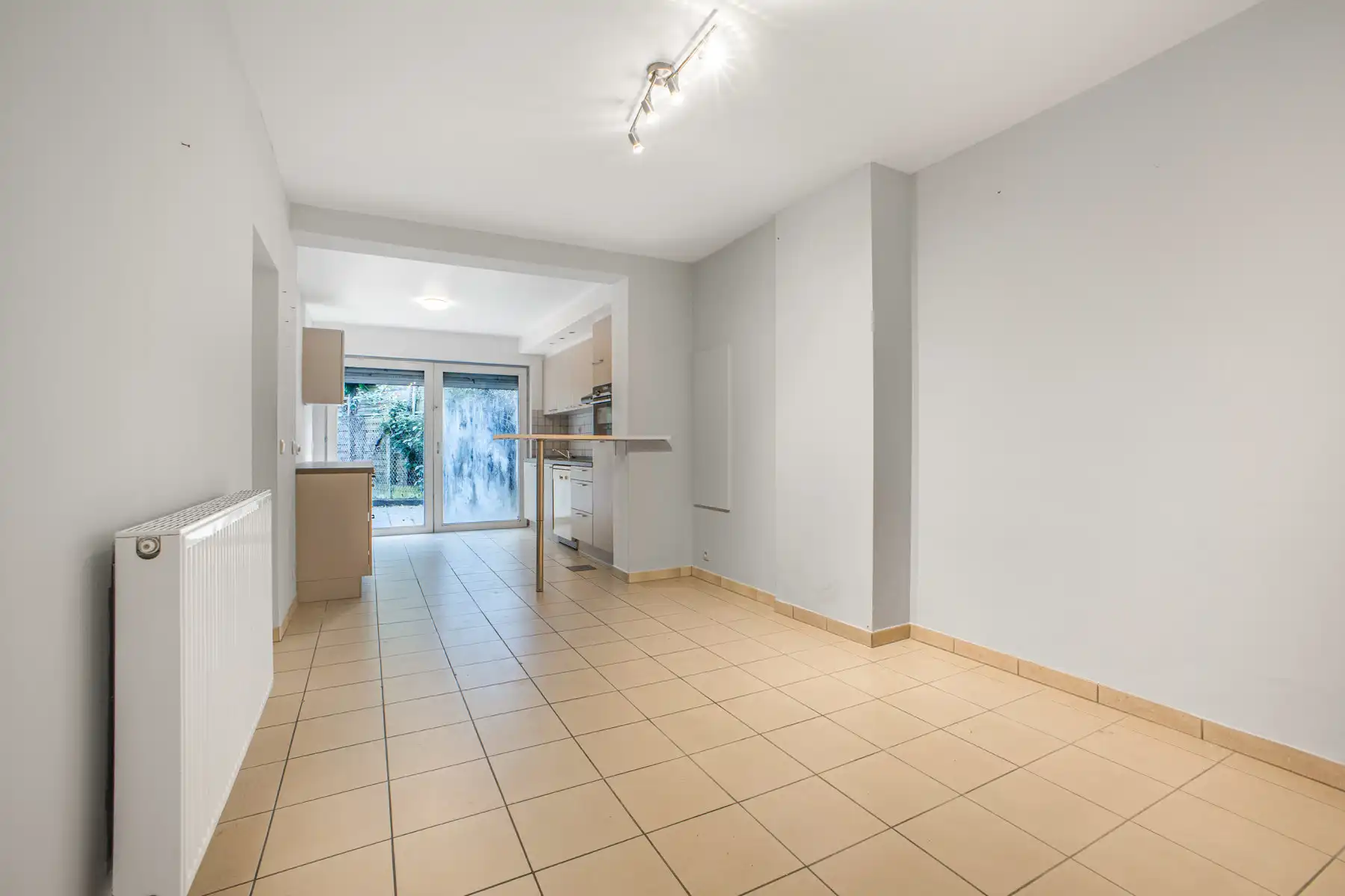 Goed gelegen appartement met koer en garage foto 4