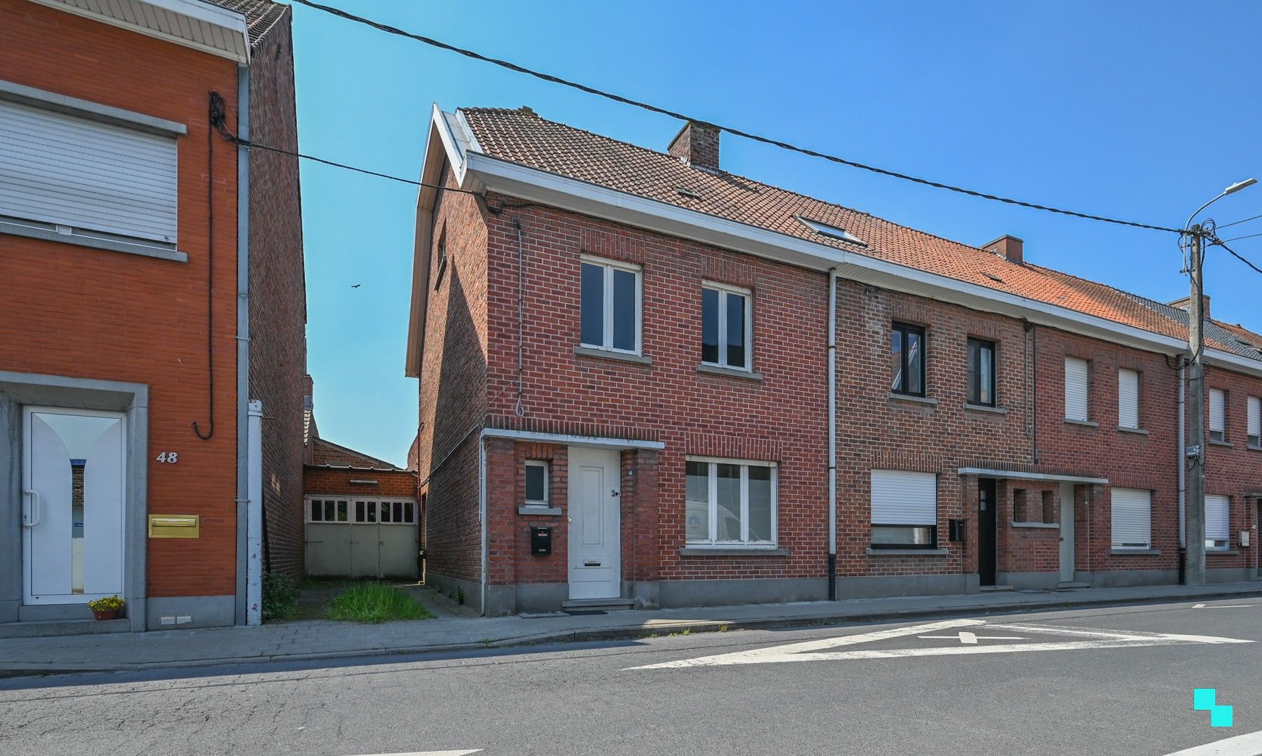 Hoofdfoto van de publicatie: Eéngezinswoning met garage en achteruitweg in het hartje van Sint-Eloois-Winkel