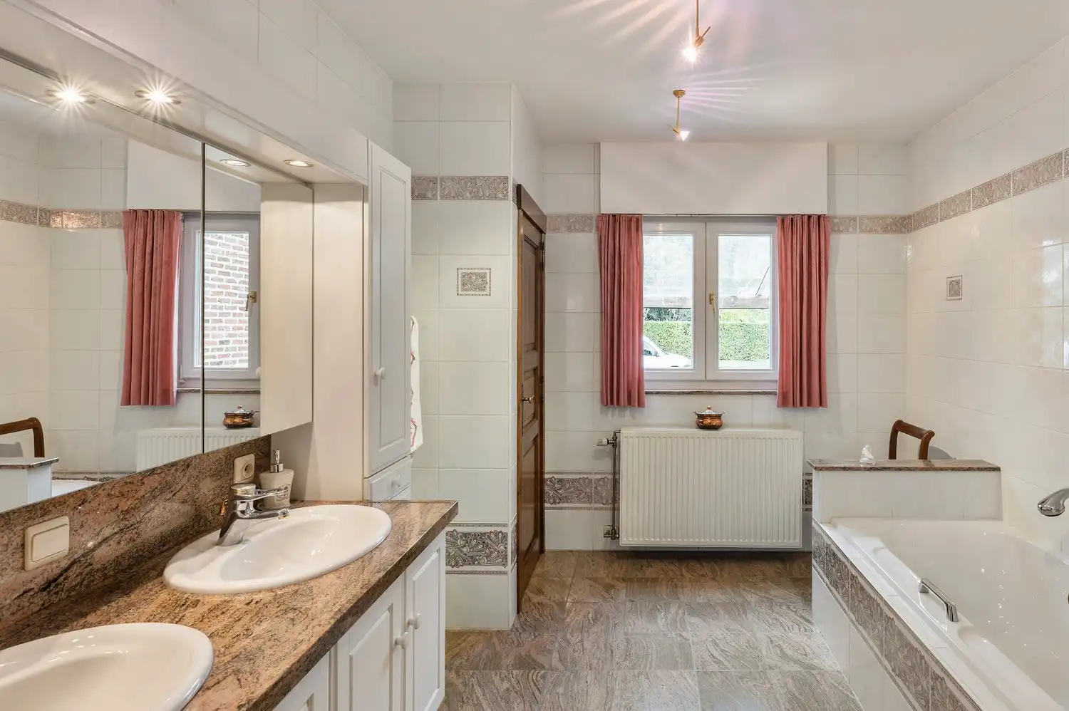 Ruime woning | 6 slpks | grote tuin foto 17