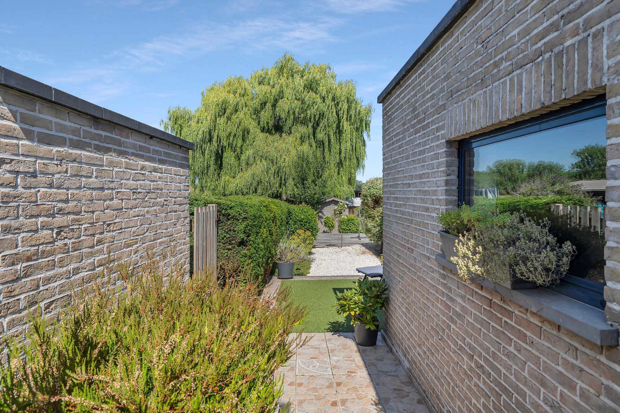 Instapklare woning met garage en tuin foto 24