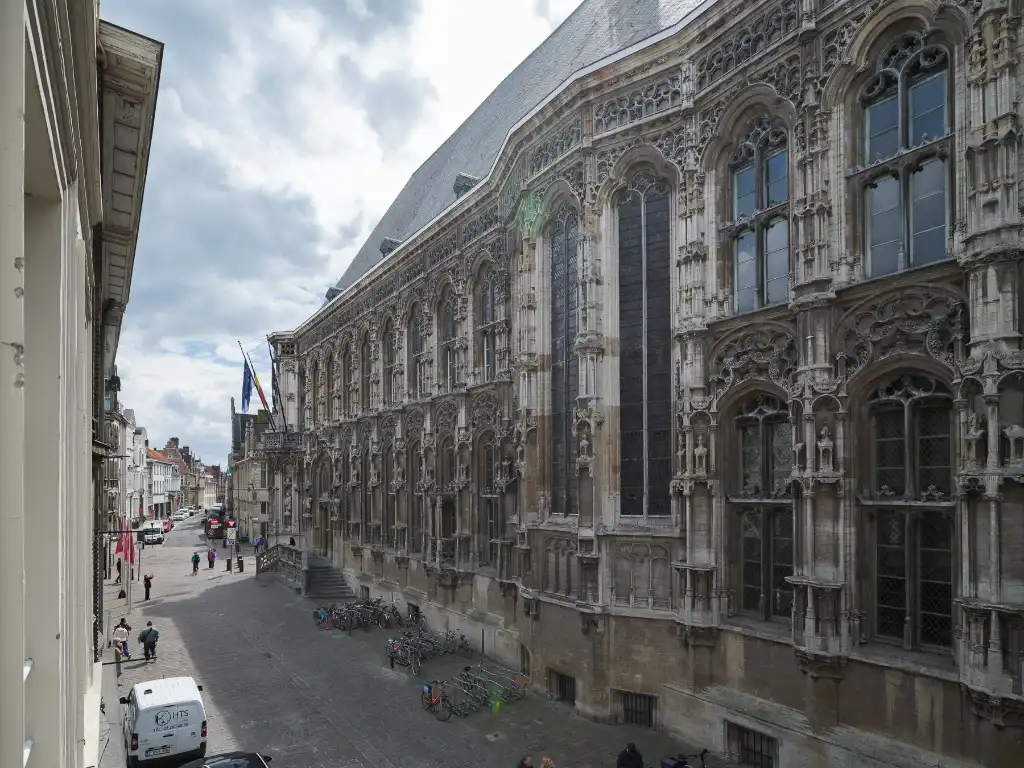 Karaktervol herenhuisappartement met terras en zicht op het stadhuis foto 13