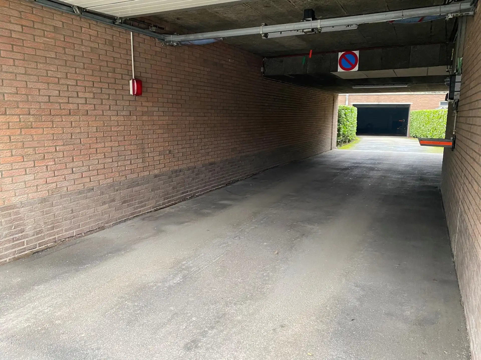 Parkeerplaats binnen nr 41 foto {{pictureIndex}}