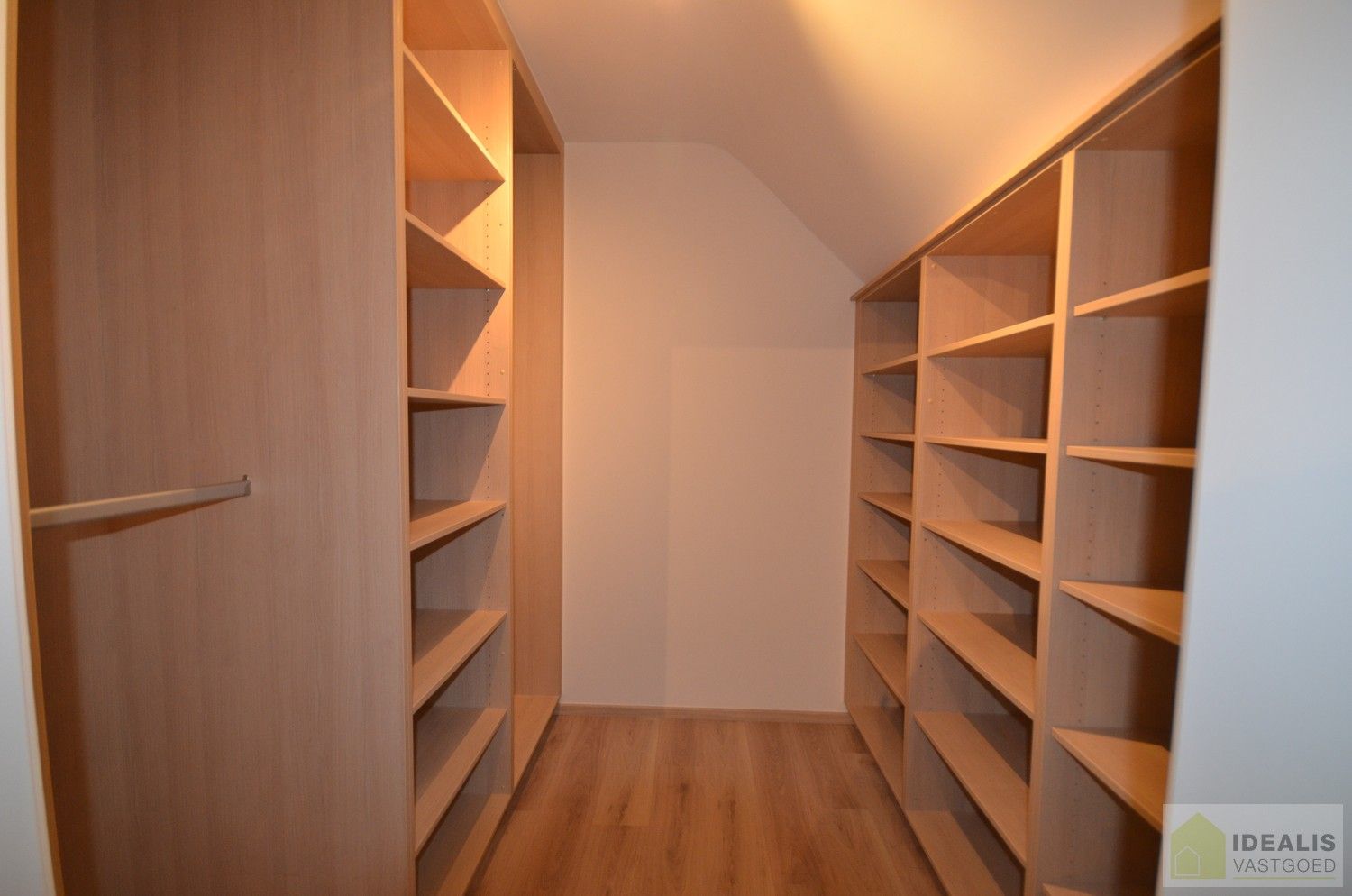 LUXUEUS AFGEWERKTE VILLA IN ZEER GOEDE STAAT! Deze ruime woning omvat o.a. een grote leefruimte, ruime keuken met bergplaats, wasplaats, 3 slaapkamers, ruime badkamer, inpandige garage en bergzolder! De villa is gelegen op een perceel met een opp. +/-13a dat volledig is aangelegd en omheind! Zeer geschikt voor kandidaten op zoek naar een rustig, doch centraal gelegen instapklare woning. foto 21