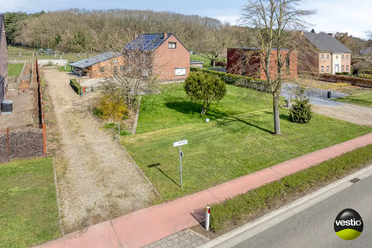 UNIEK BOUWPERCEEL VAN 16A VOOR OB MET AF TE BREKEN WONING TE ZUTENDAAL. foto {{pictureIndex}}