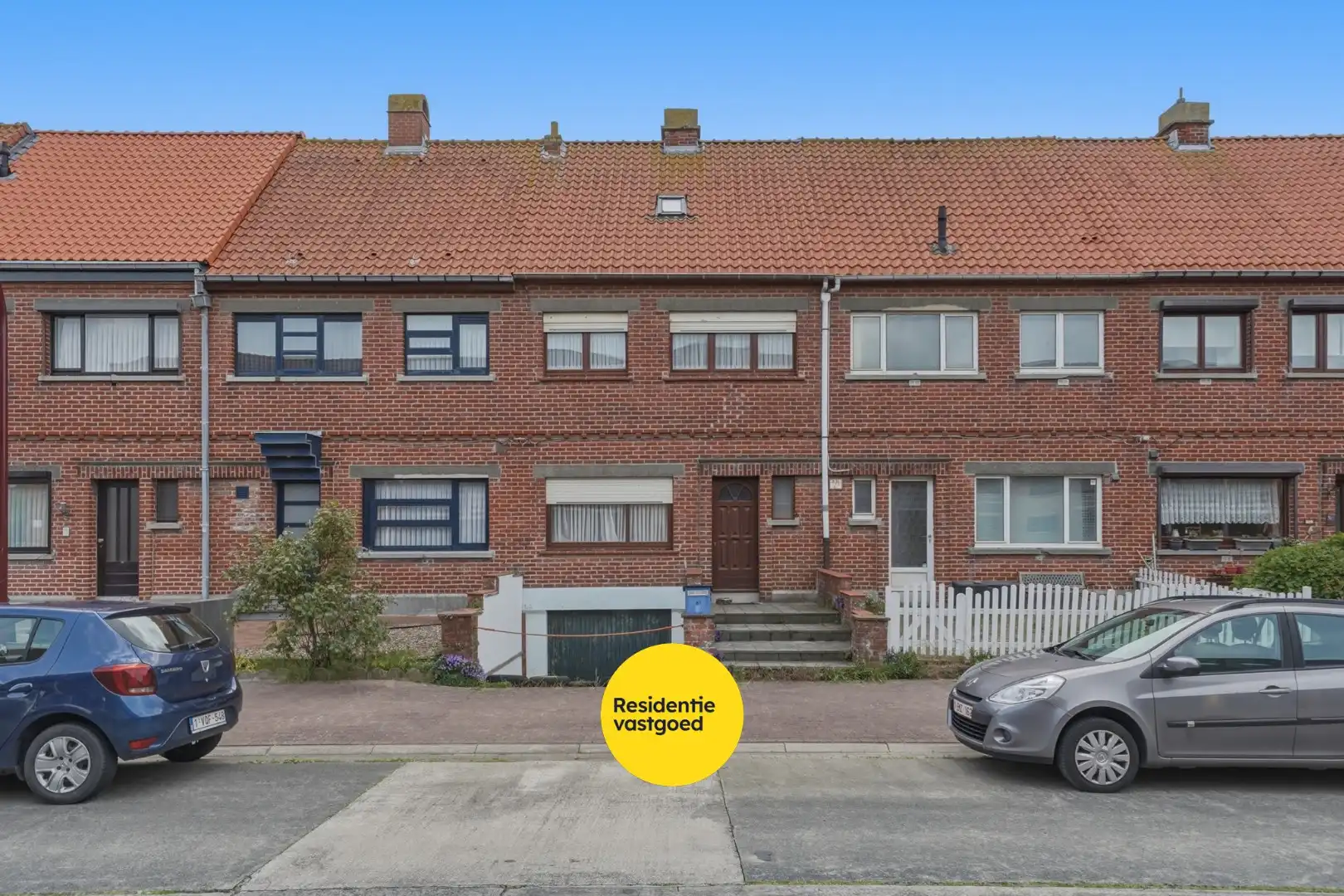 Hoofdfoto van de publicatie: Te renoveren woning met garage en tuin in de Vuurtorenwijk te Oostende