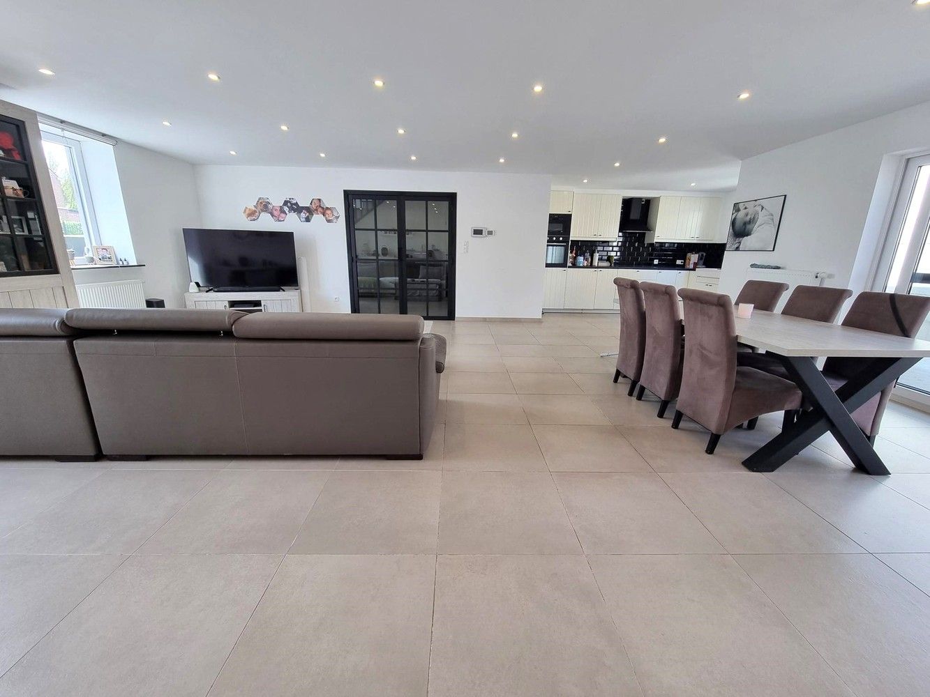 Totaal gerenoveerde woning met garage bijgebouw, ideaal voor een jong koppel of gezin. foto {{pictureIndex}}