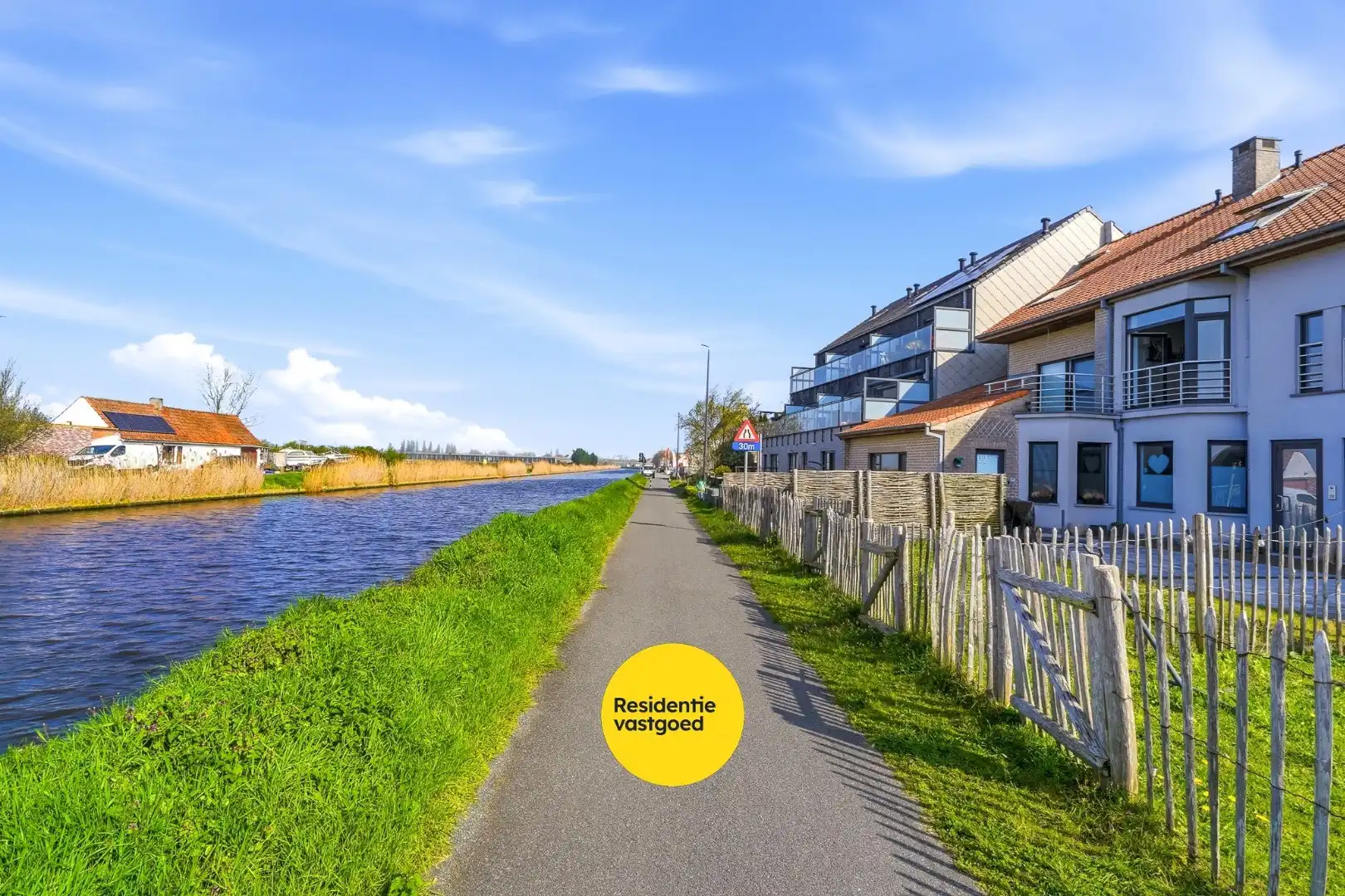 Instapklare woning met zicht op de vaart in Oudenburg foto 20