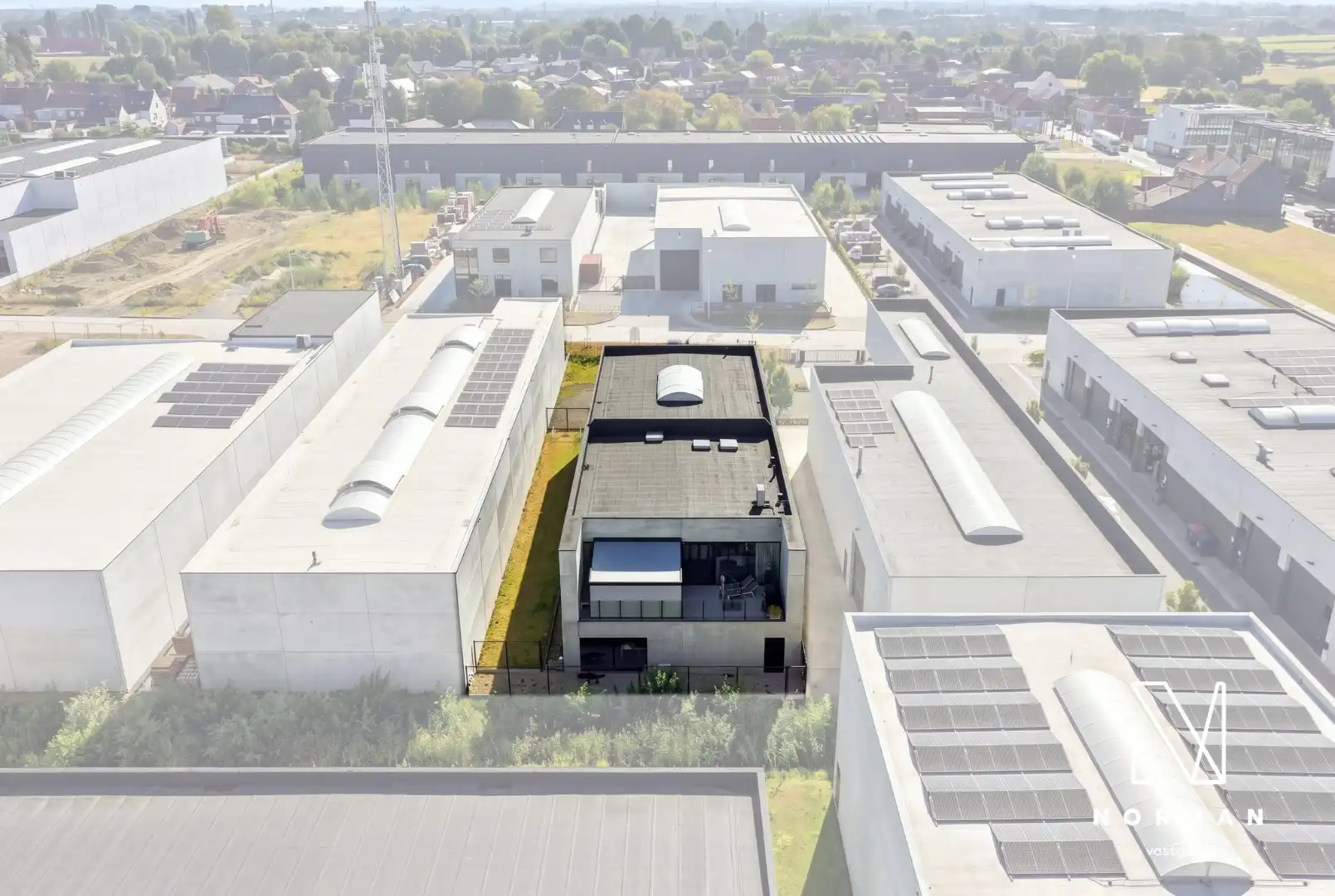 Bedrijfswoning op 1186 m² met luxueuze woonst. foto 2