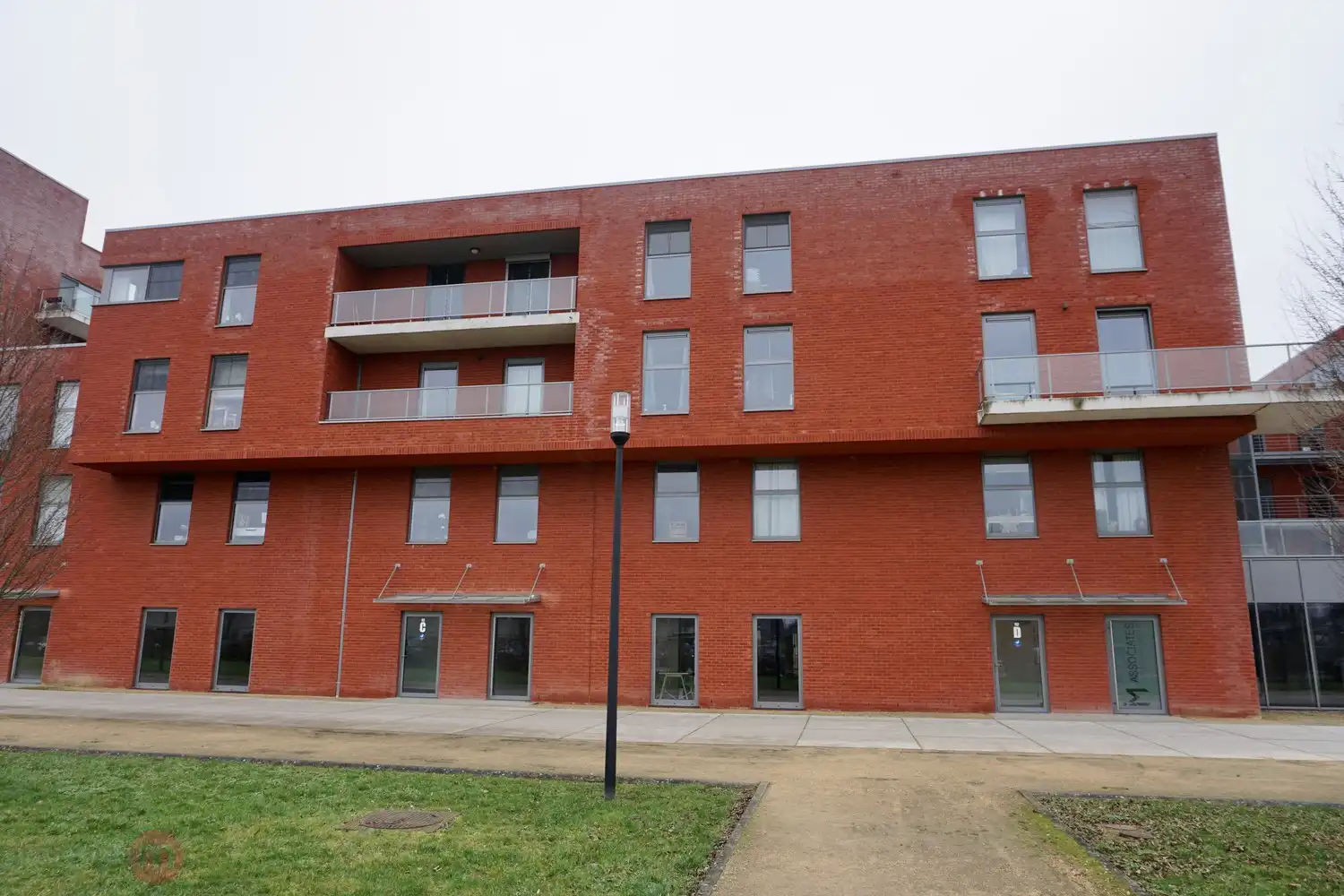 Recent appartement met 2 slaapk, terras en autostaanplaats. foto 2