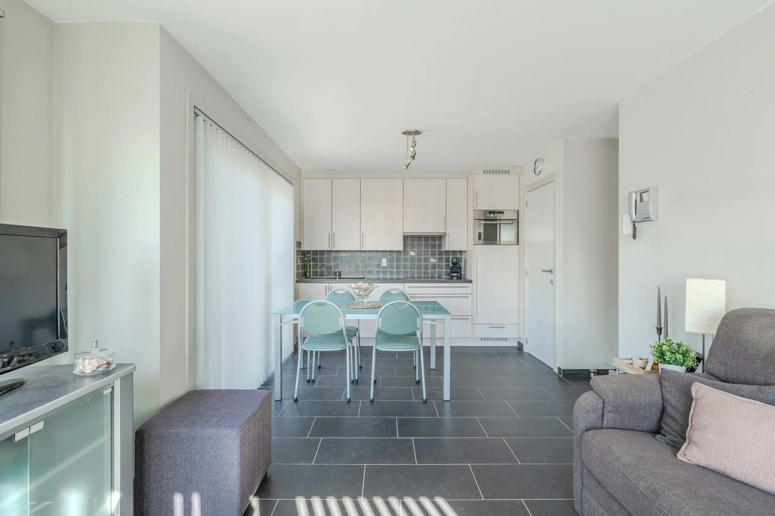 Lichtrijk hoekappartement met twee slaapkamers in het centrum! foto 6