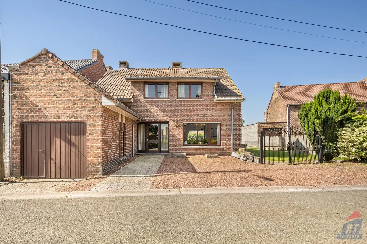 Hoofdfoto van de publicatie: Rustig gelegen halfopen bebouwing met ruime tuin en tal van renovatiemogelijkheden