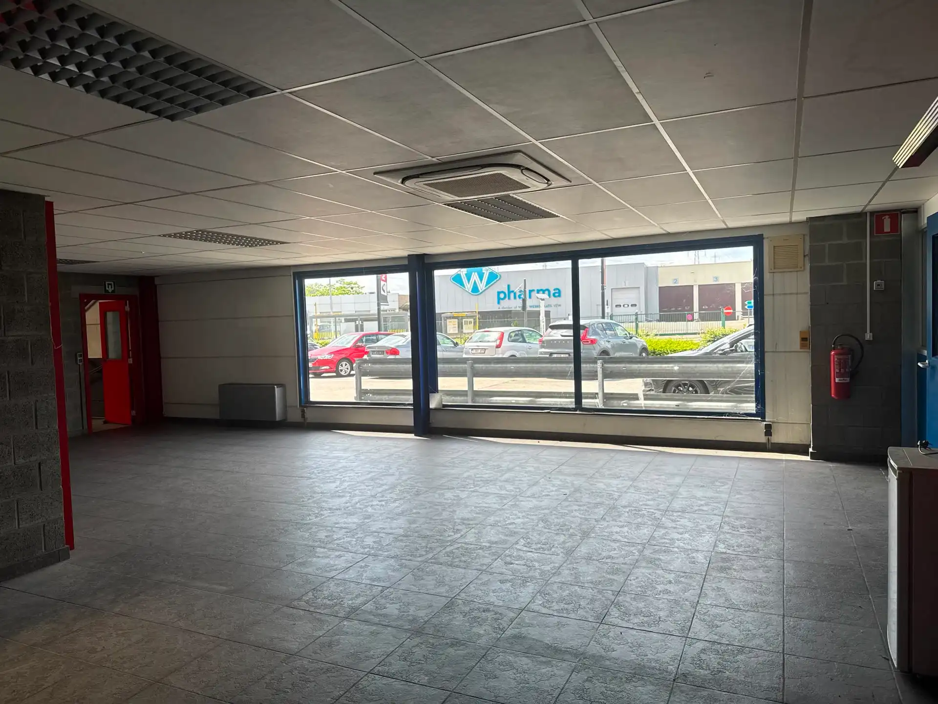 Magazijn 435m² met kantoren  te huur TTS-zone aan N16 in  Temse foto 9