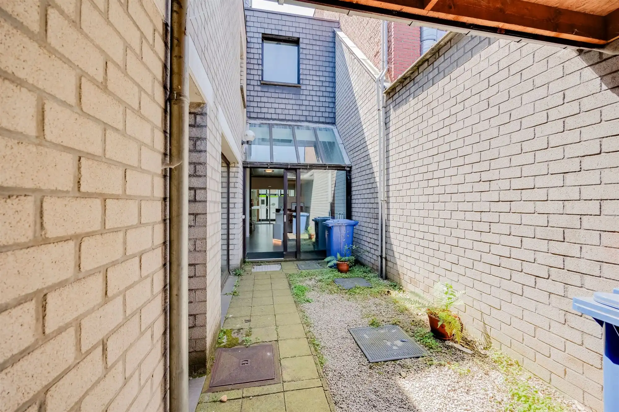 Authentiek handelshuis op gunstige locatie in hartje Merksem! foto 8