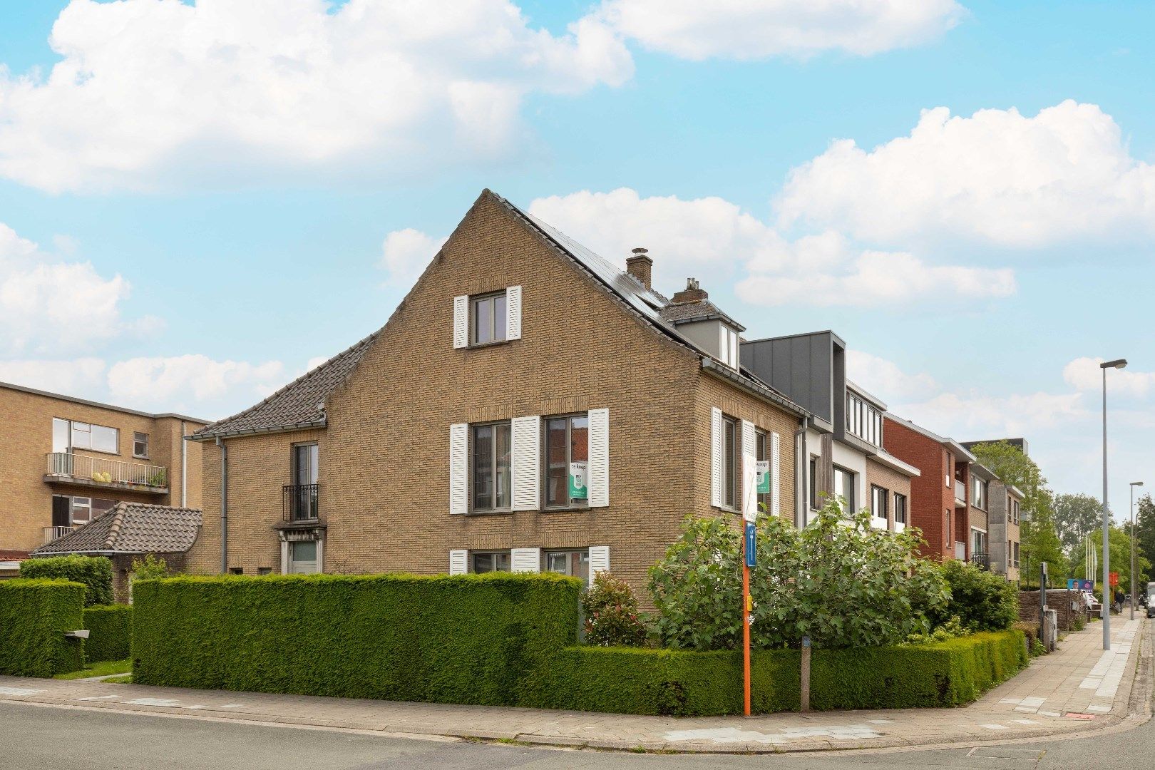 Verrassend ruime en super energiezuinige hoekwoning met garage en tuin te Sint-Kruis. foto 1