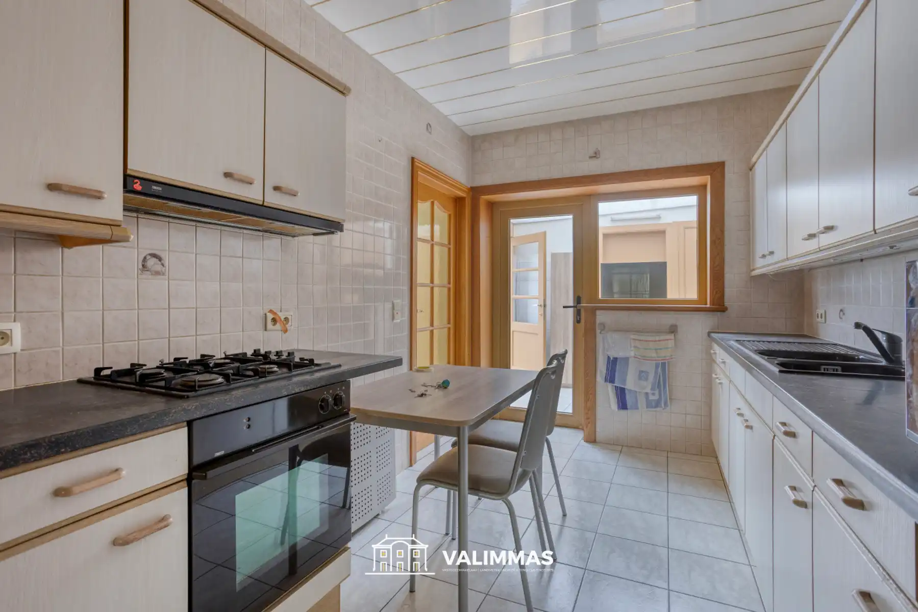 Een landelijk gelegen driegevelwoning met garage en tuin... foto 8