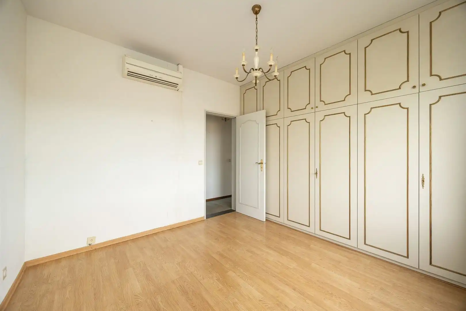 Op te frissen 3-slaapkamerappartement met lift en kelderberging  foto 15