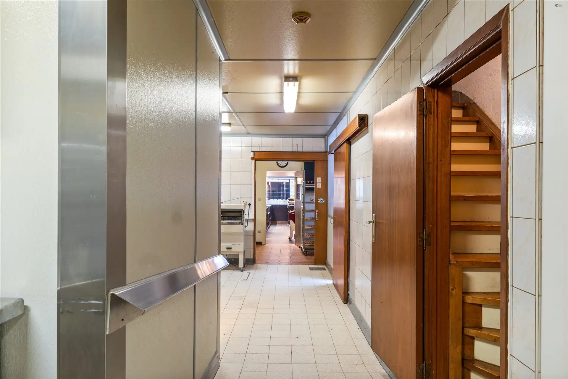 Centrum gelegen bakkerij/handelspand met appartement foto 12