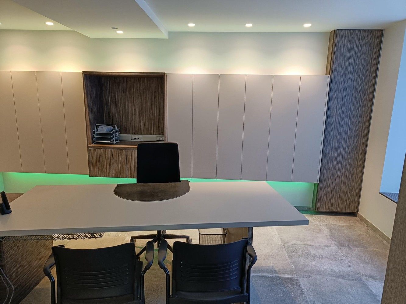 Genk, Winterslagstraat 89/1: Instapklare, bemeubelde bureelruimte incl. parking vlakbij het centrum. foto 6