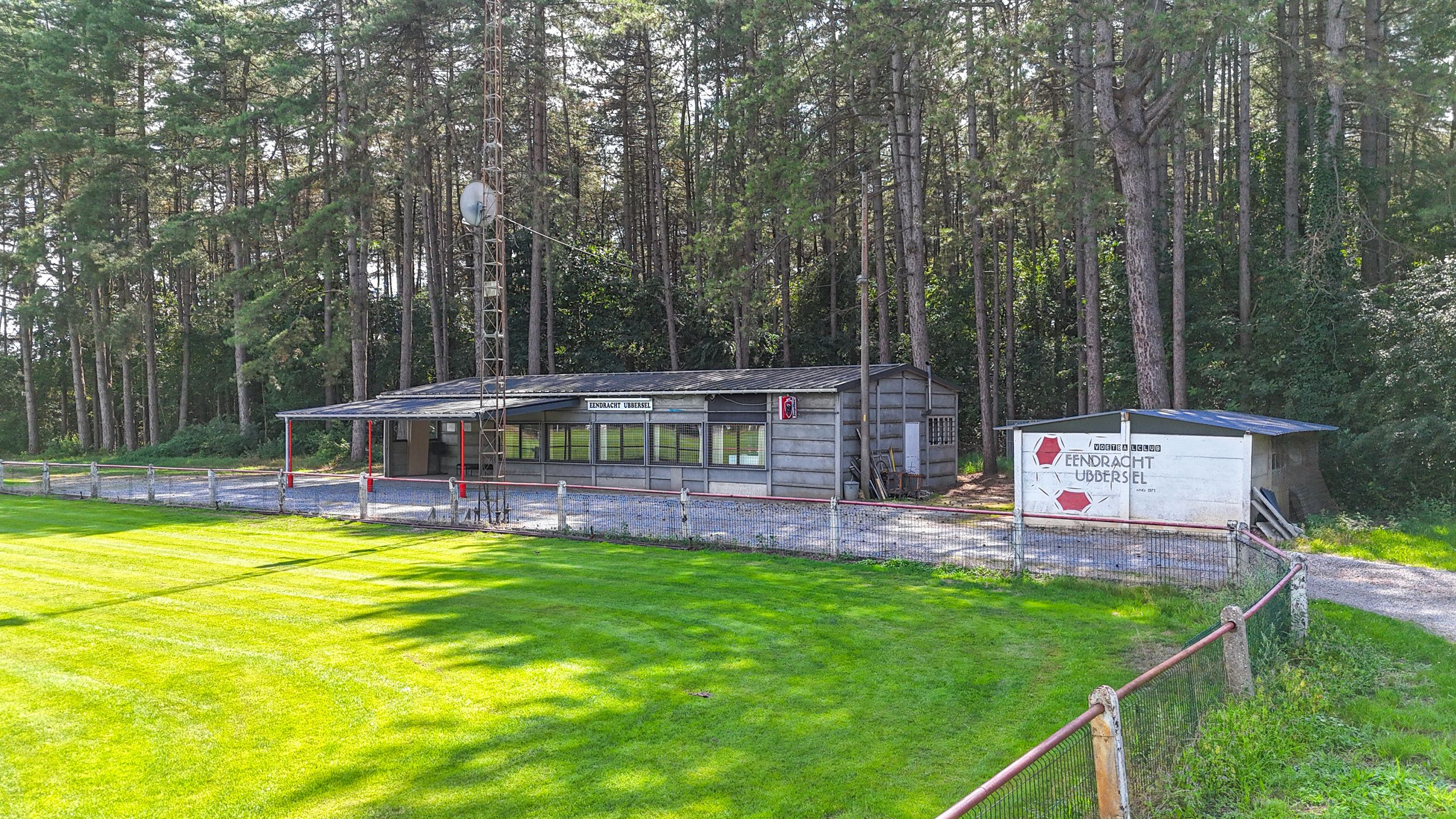 Voetbalveld en kantine op 2,45 ha in prachtig bosrijk gebied! foto 7