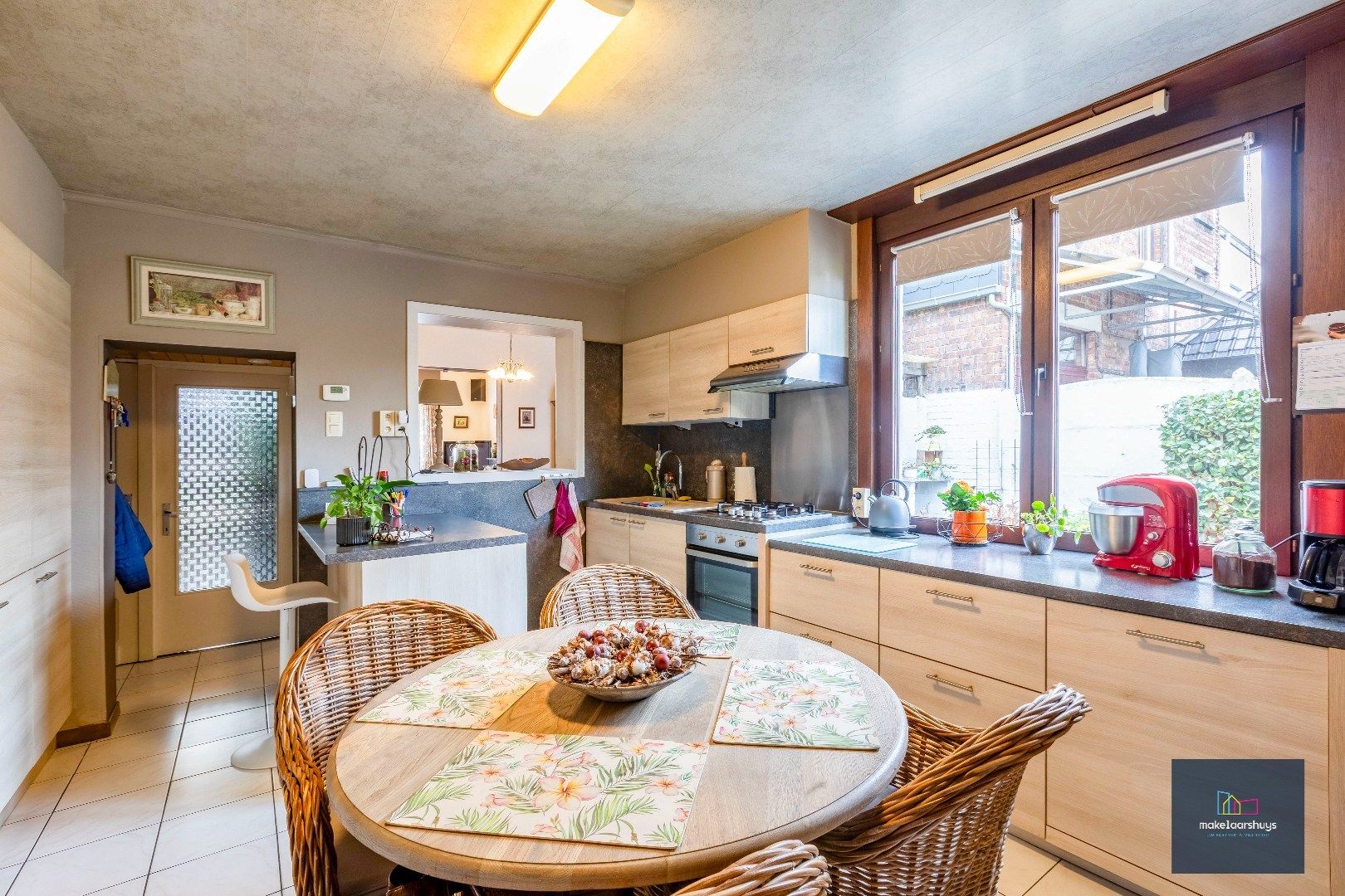 Verzorgde halfopen bebouwing met grote tuin en carport  foto 7