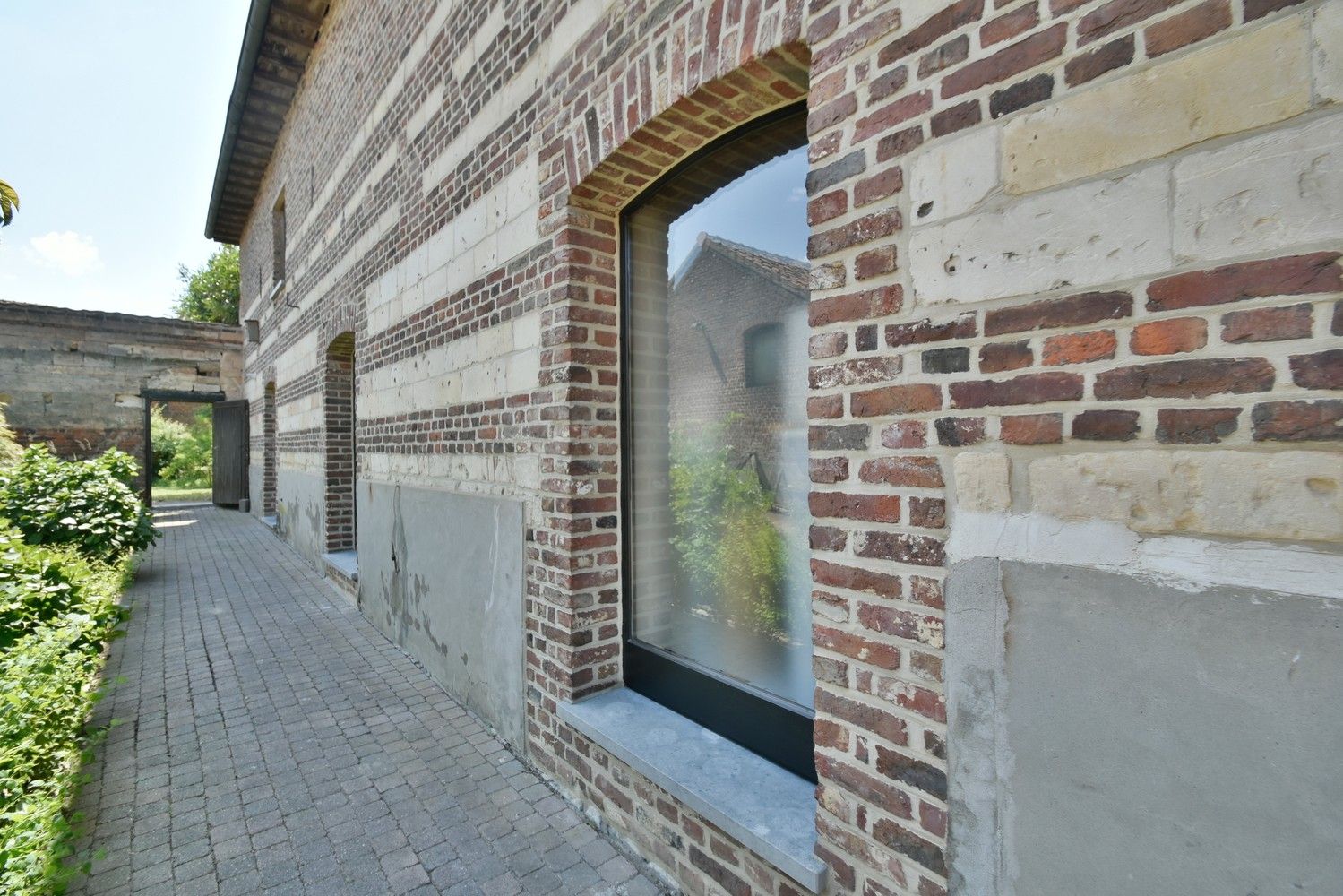 Uniek omsloten hoeve boordevol potentieel op een gegeerde locatie nabij Maastricht foto 11