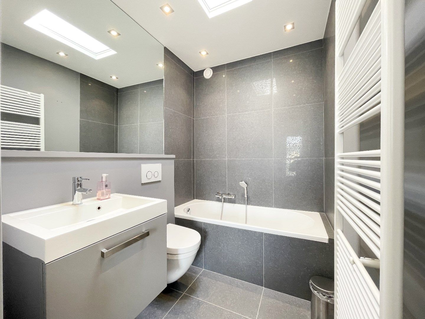 Zeer goed gelegen penthouse met zonneterrassen vlakbij de winkels van de Dumortierlaan en de Lippenslaan. Mogelijkheid tot aankoop parking. foto 13