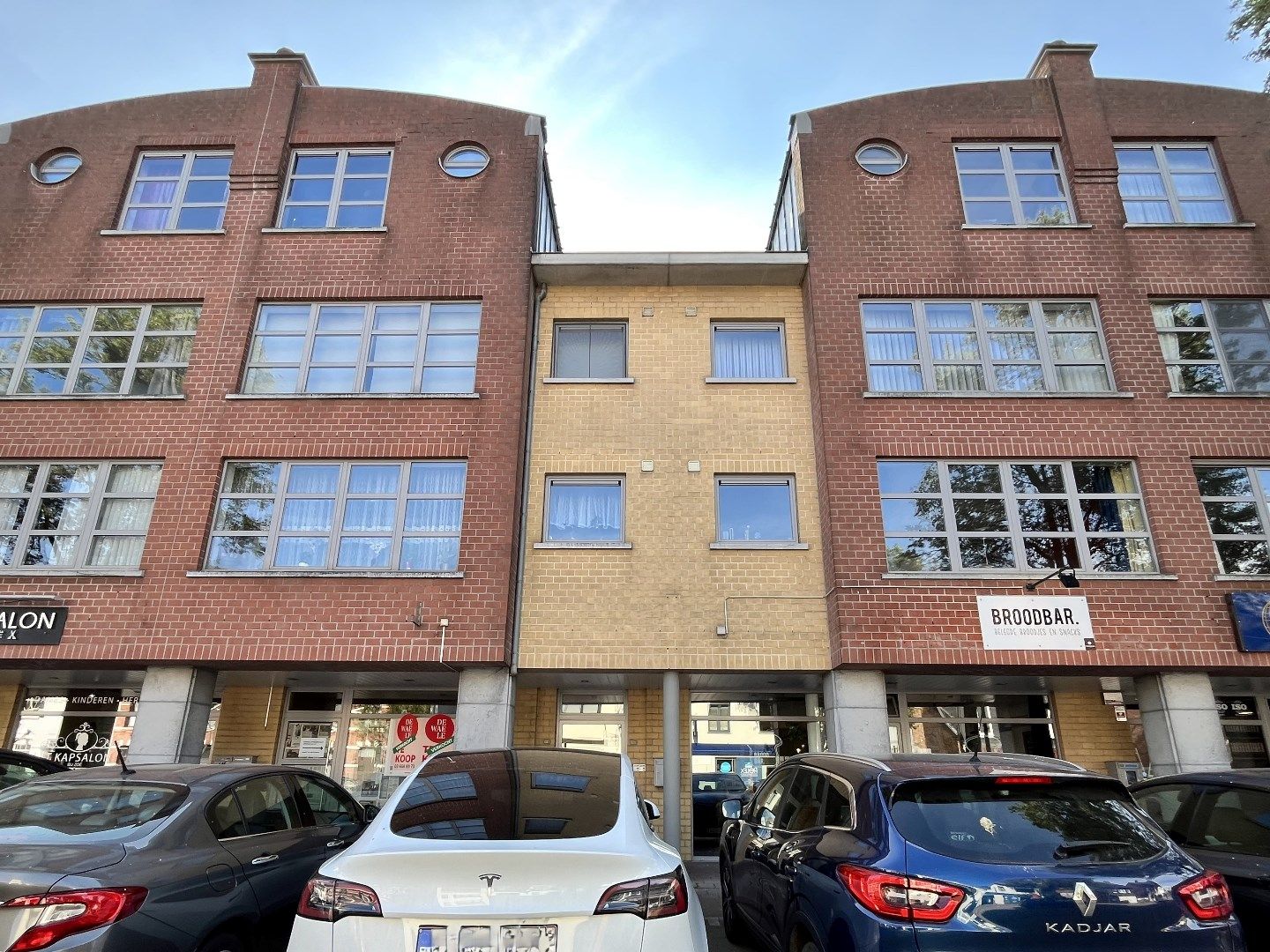 Instapklaar appartement met terras en lift, centraal gelegen foto {{pictureIndex}}