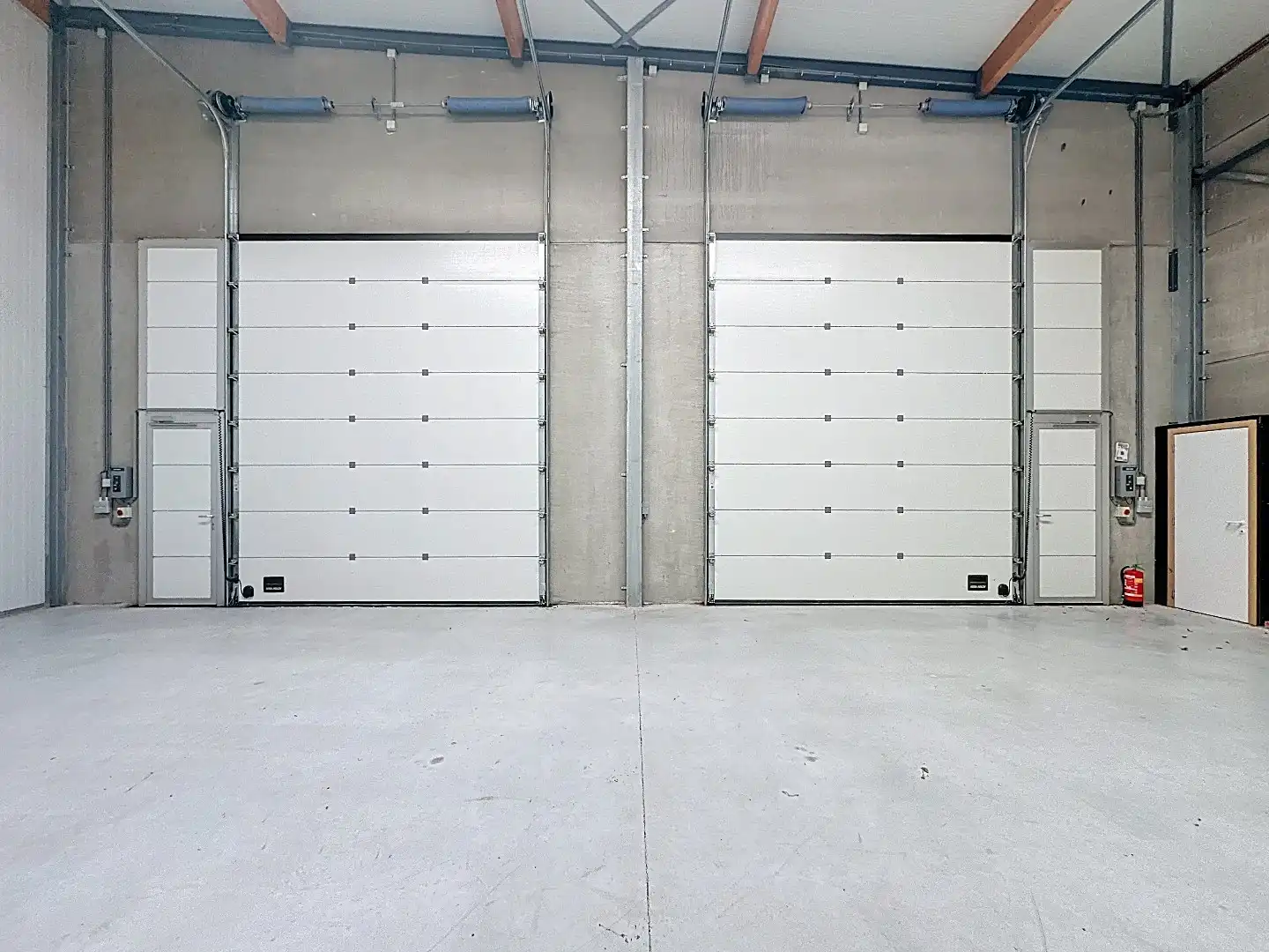 Praktische bedrijfsloods met dubbele poort te koop foto 6