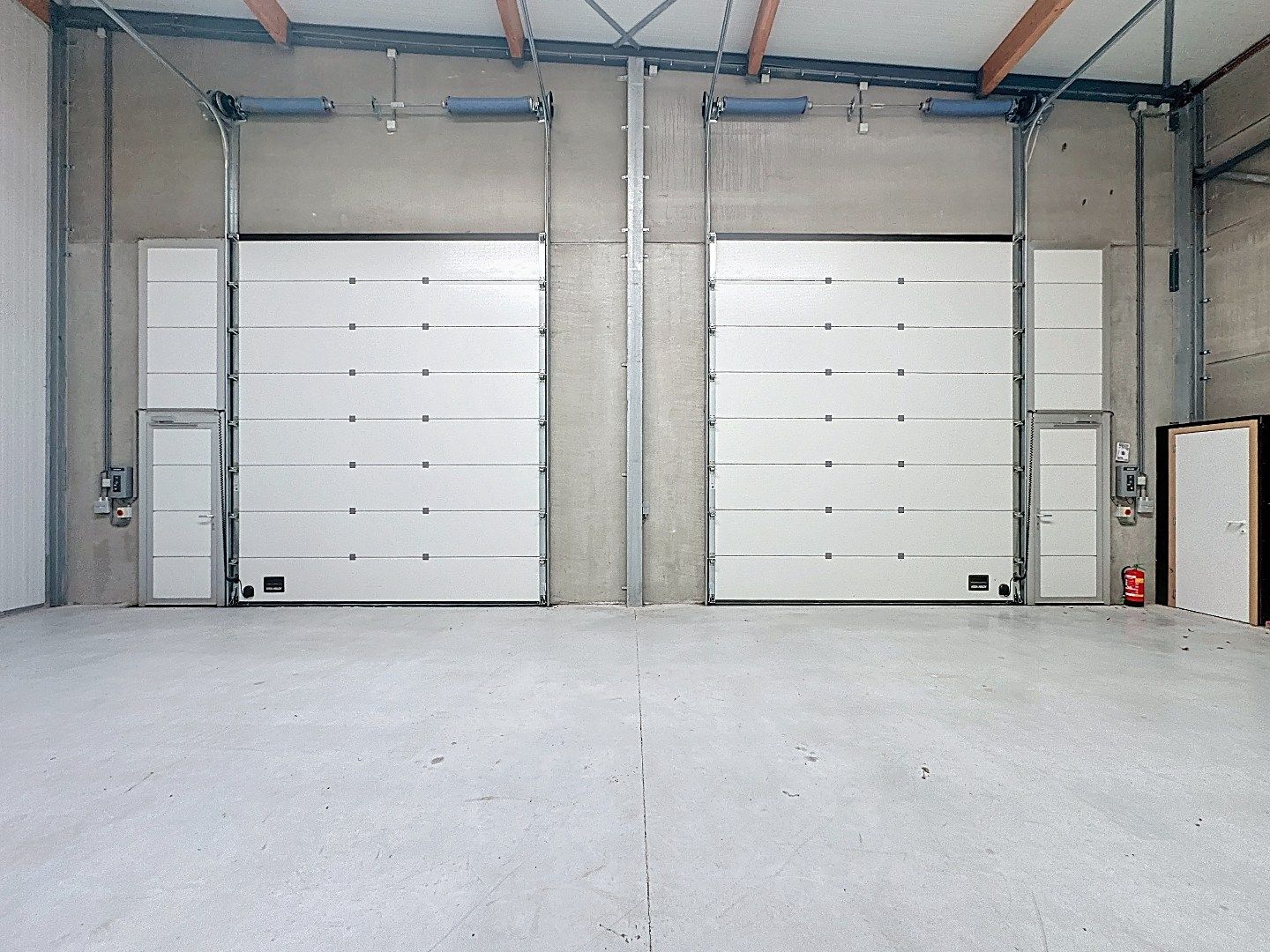 Praktische bedrijfsloods met dubbele poort te koop foto 6