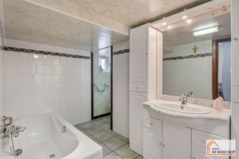 Te renoveren woning met 4 slaapkamers, zongerichte tuin en garage foto 8