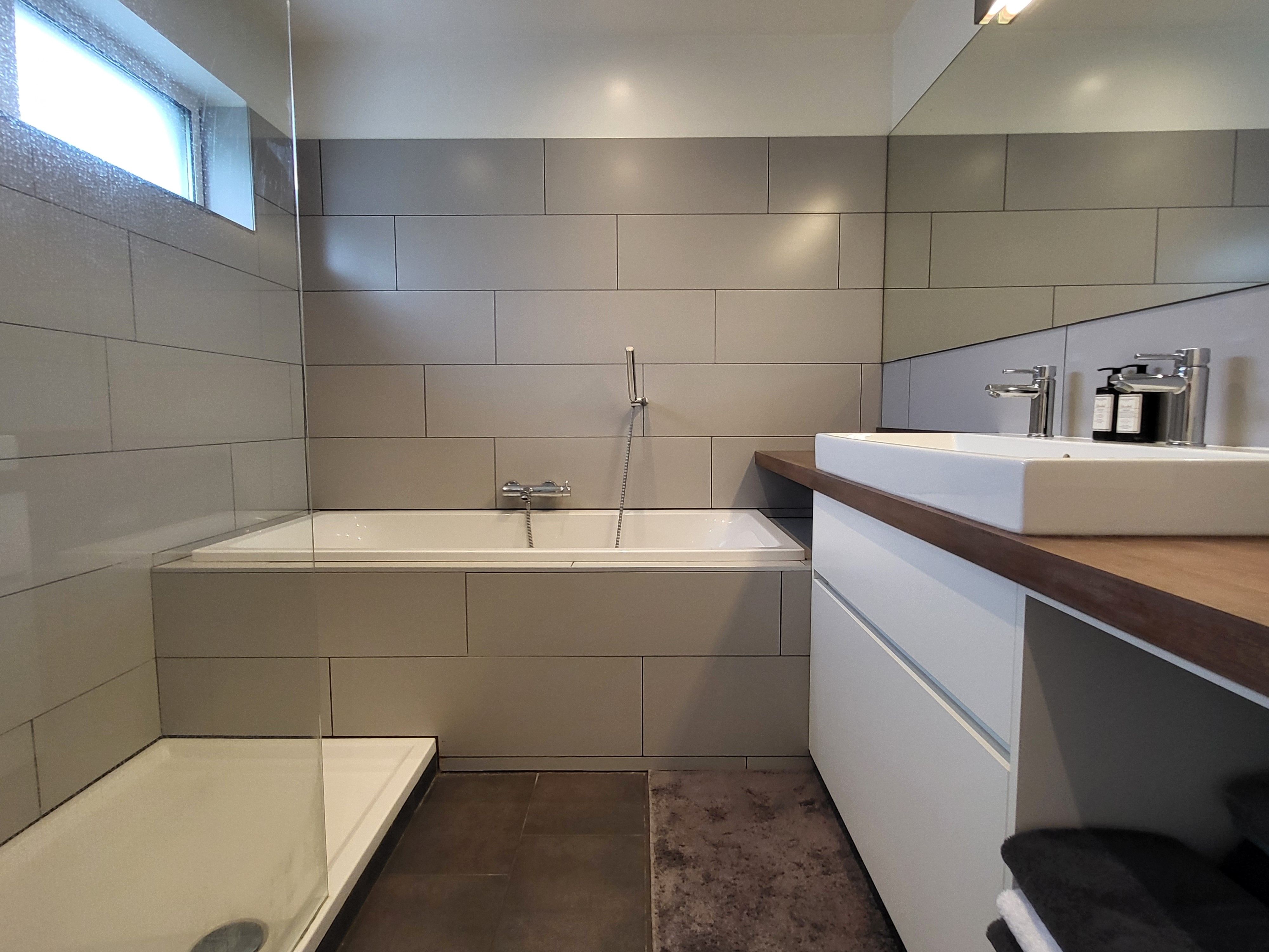 Prachtig gerenoveerde woning in 2015 op 428m² met zonnepanelen, zonnige tuin en 2 garages.  foto 24