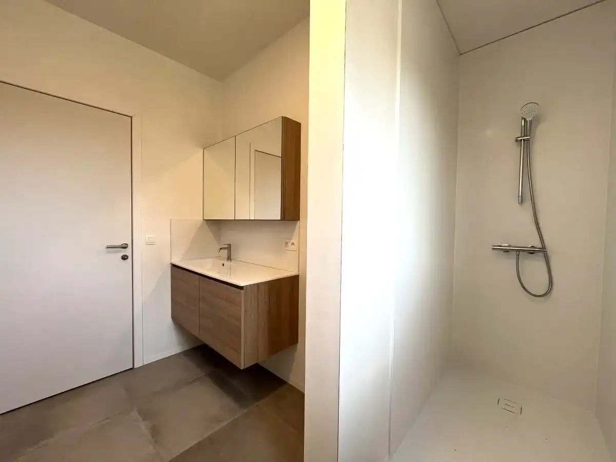 Beselare – Gelijkvloers nieuwbouwappartement met tuin en oprit foto 10