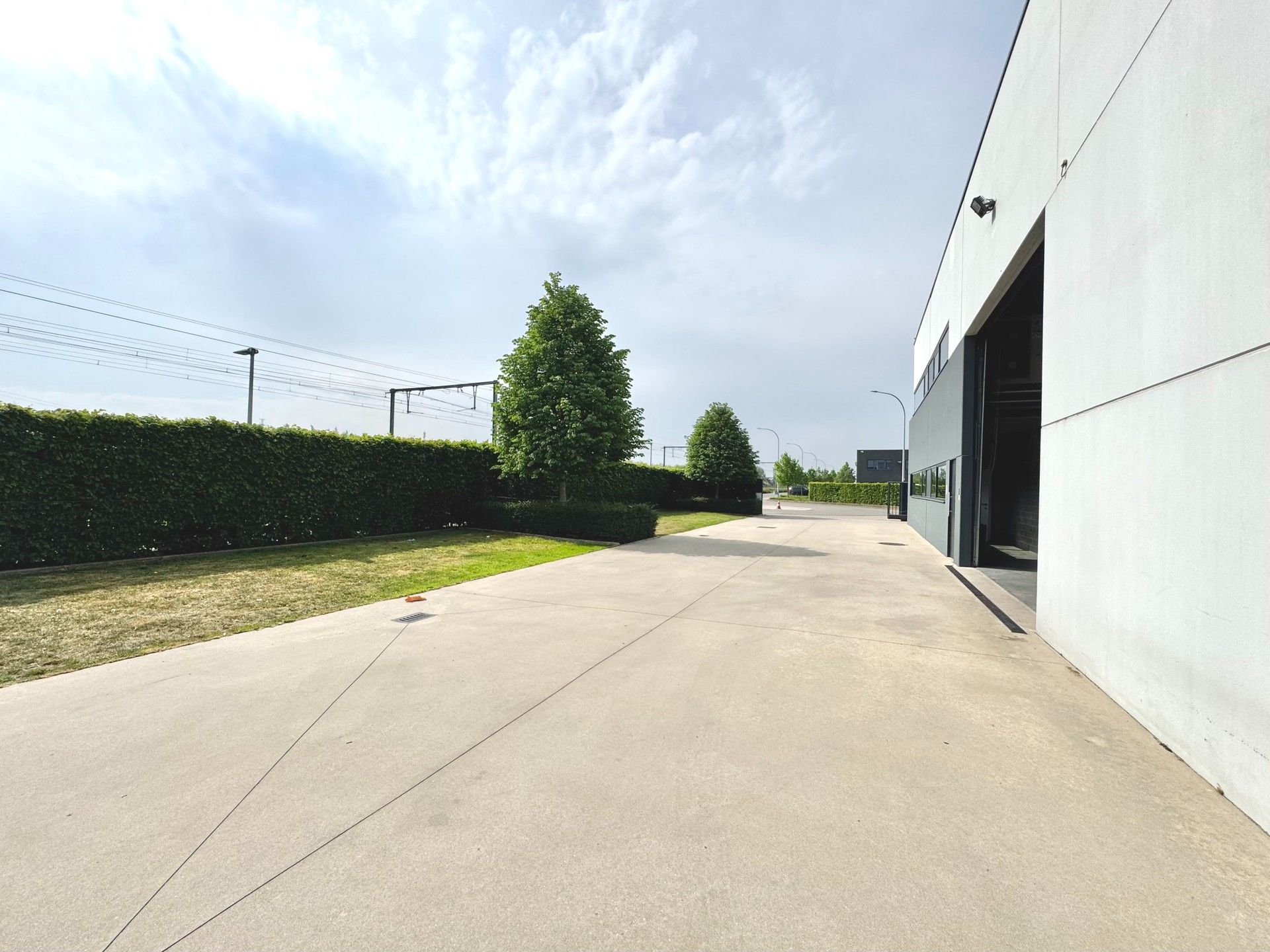 MAGAZIJN MET BURELEN IN KMO ZONE INDUSTRIE foto 33