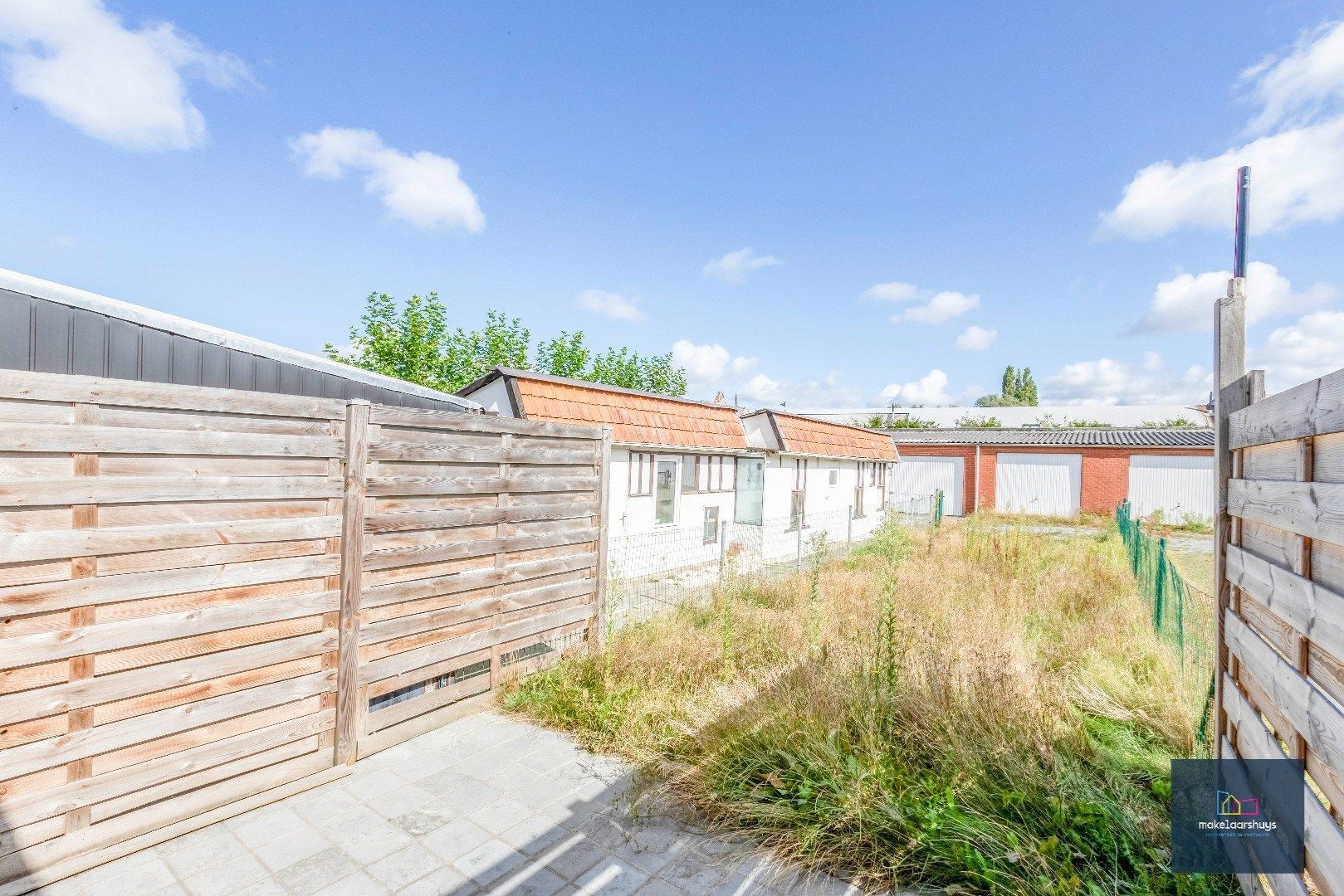 Instapklare gerenoveerde woning in rij met terras, tuin en garagebox foto 18