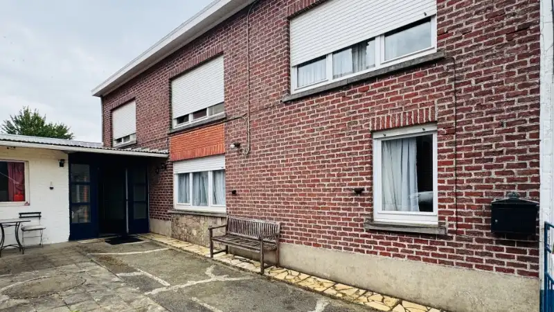 Grote, te renoveren half open bebouwing met 4 slaapkamers, tuin en garage foto 3
