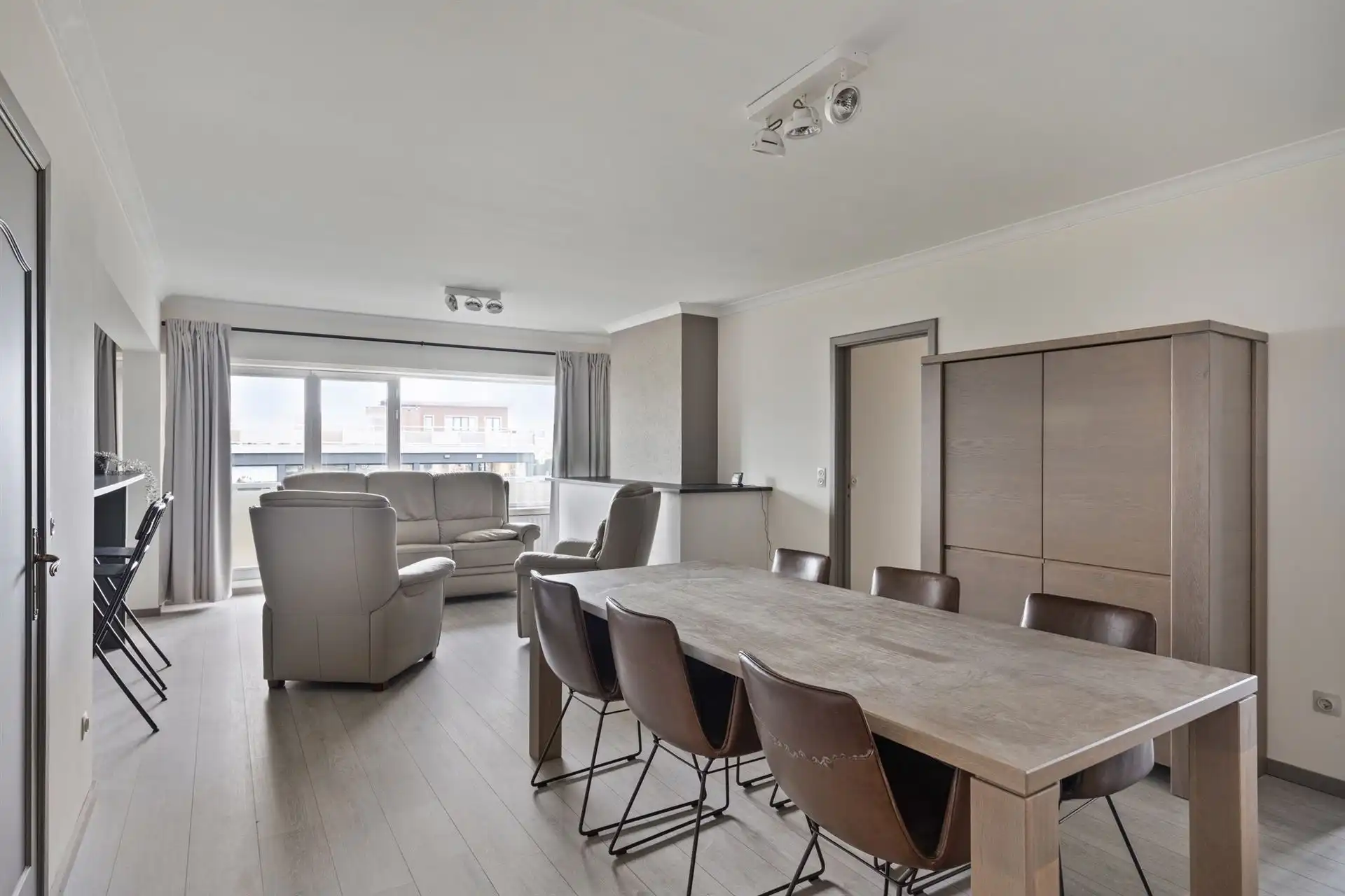 Appartement op 1ste verdieping met 2 slaapkamers en garage. foto 3