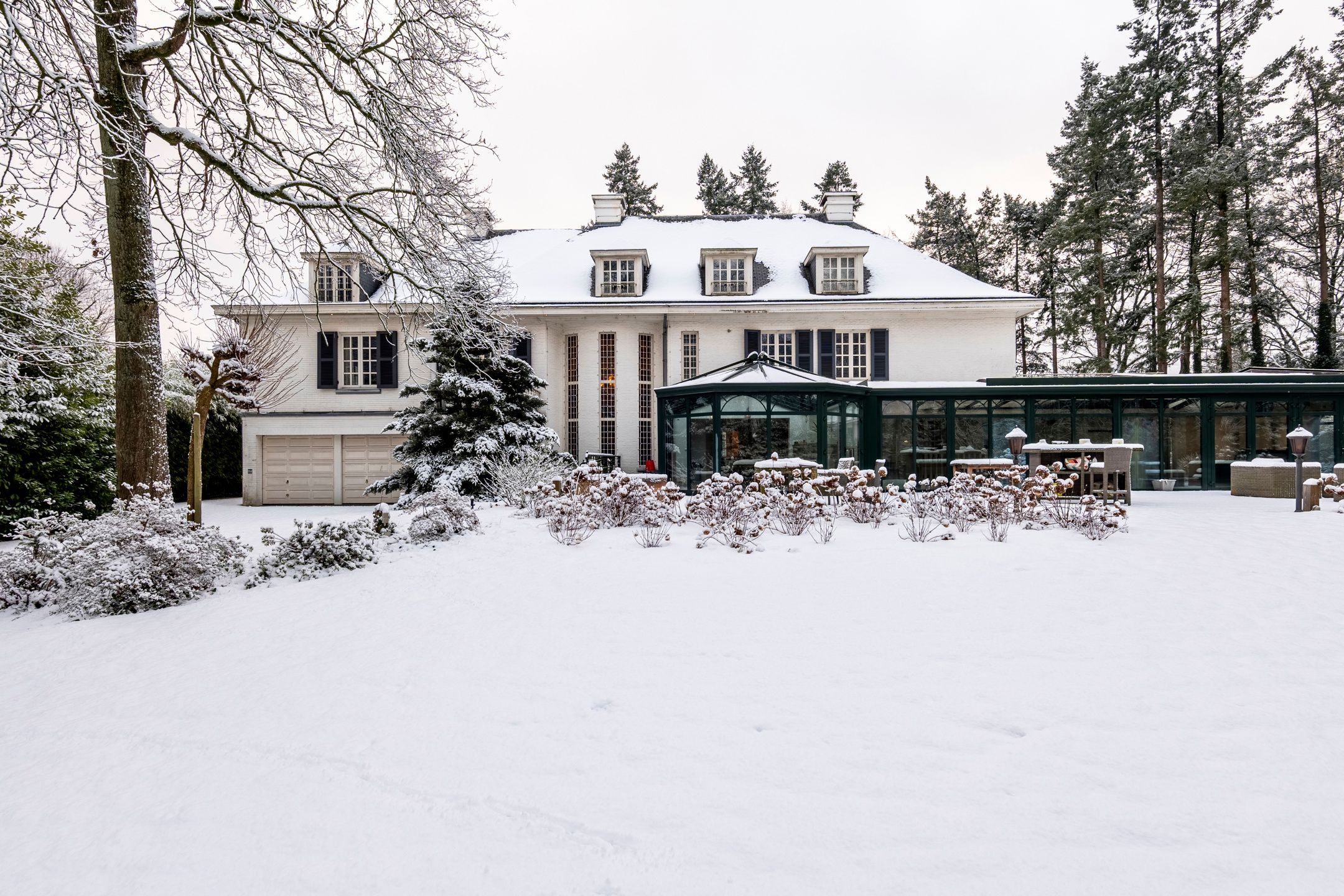 Villa met binnenzwembad en conciërgerie op riant perceel foto 29
