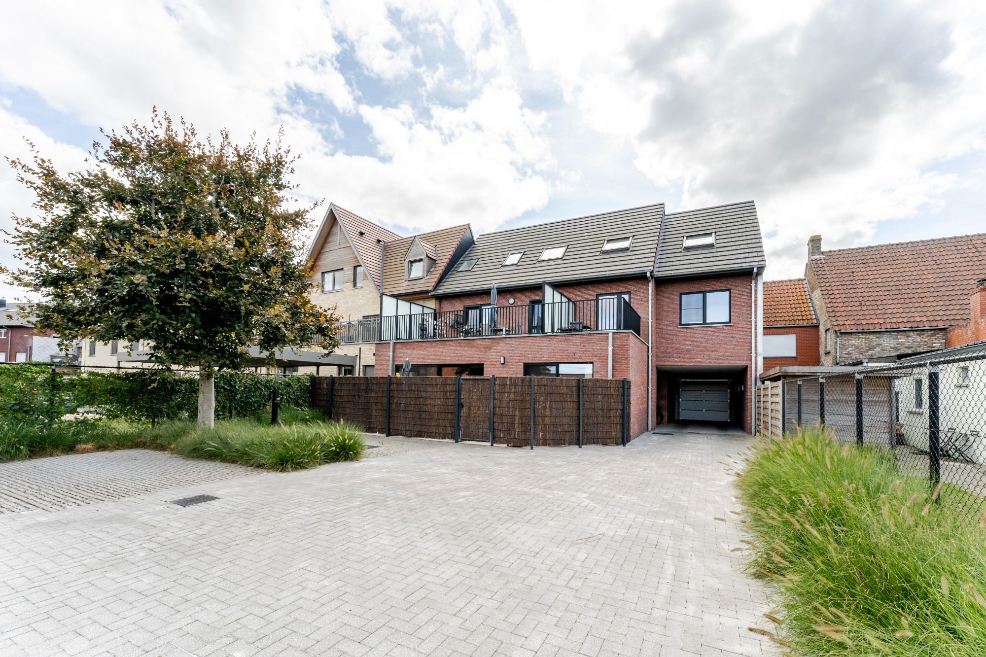 Groot (140m²) gelijkvloers appartement met praktijkruimte, 2 (mog. 3) slaapkamers en ruim terras/koer foto 5