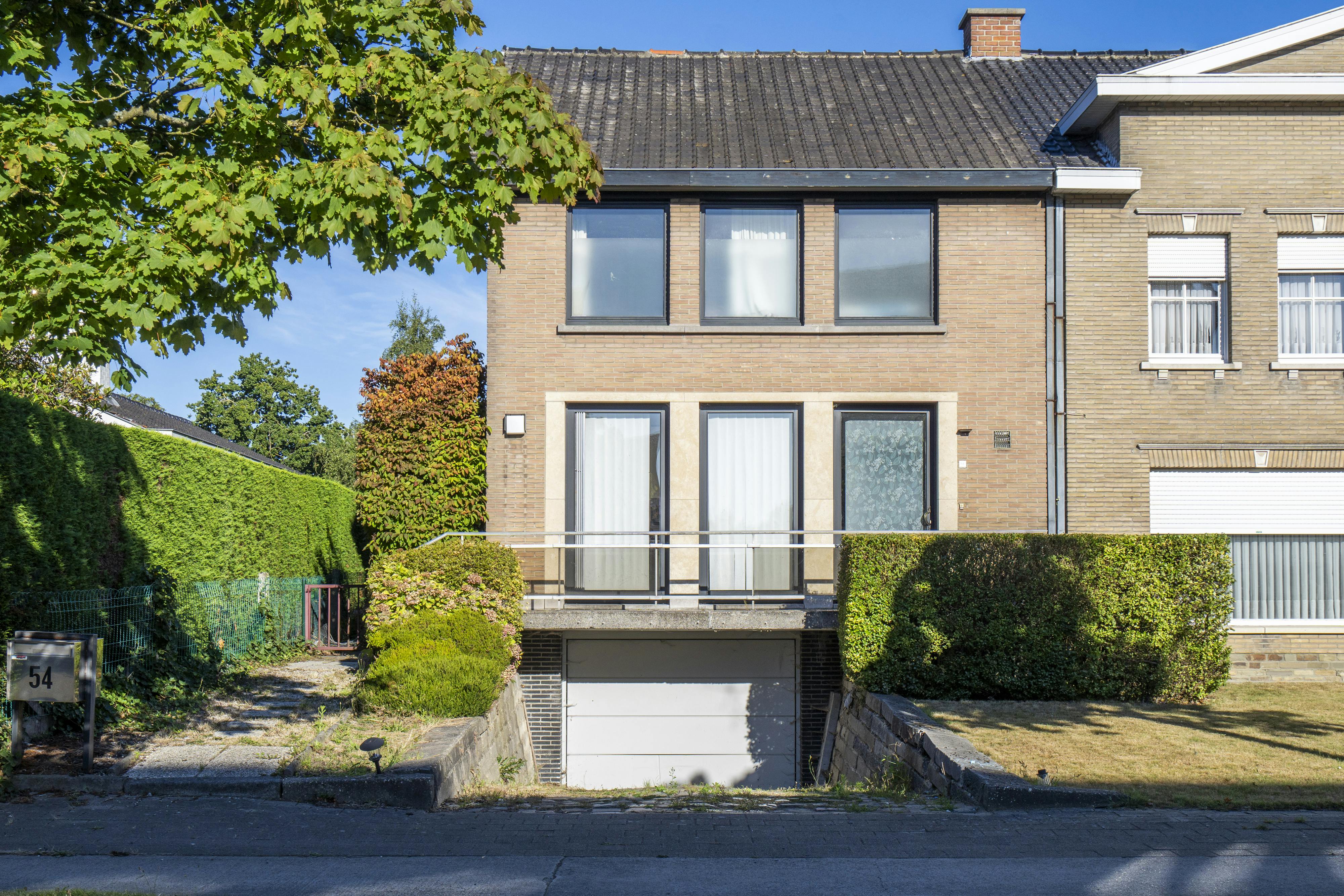 Ruim huis te koop in kortrijk met tuin en 4 slaapkamers foto {{pictureIndex}}
