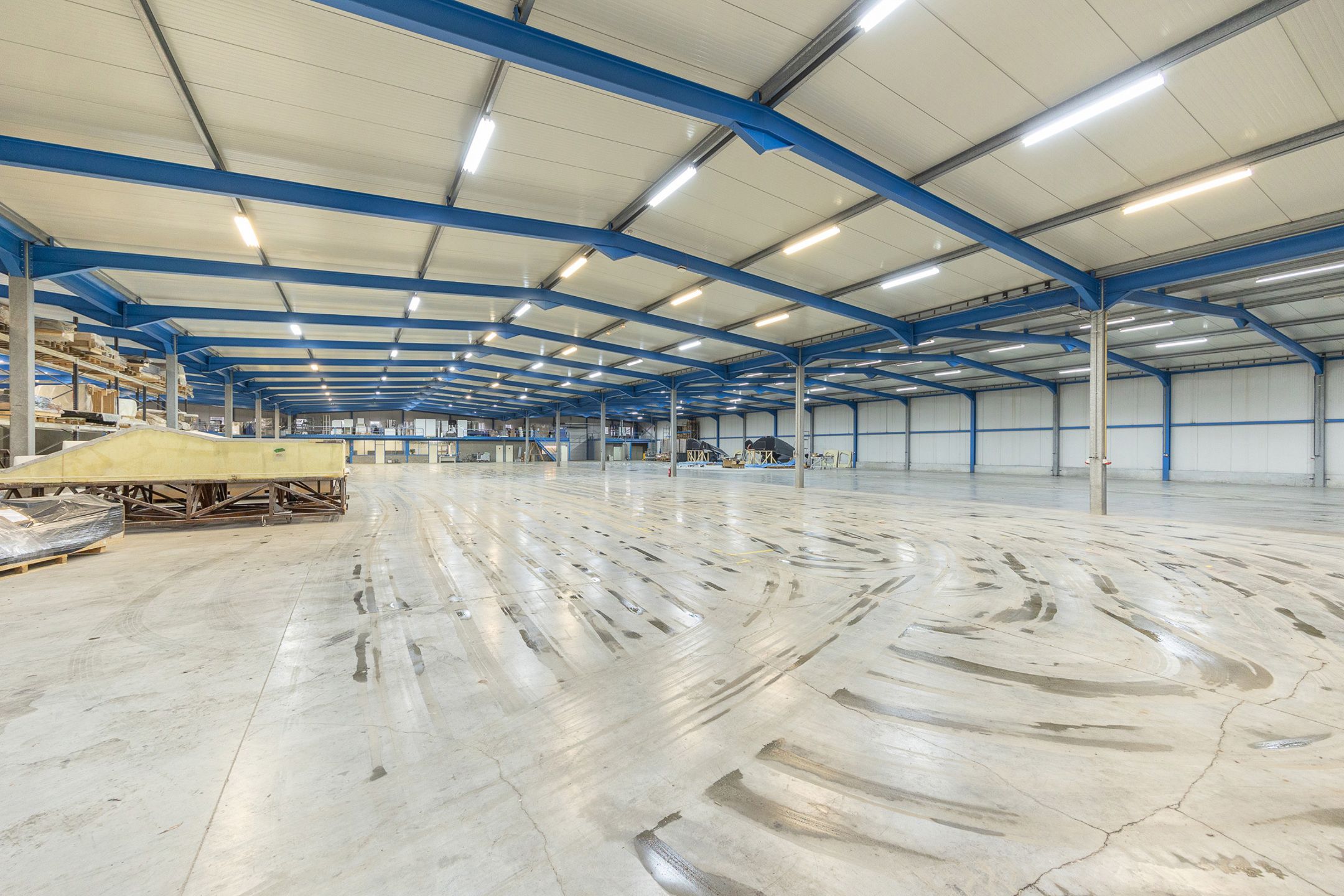 Magazijnen te huur met kantoor foto 18